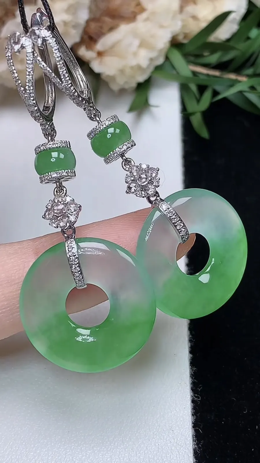 翡翠a货18k金冰种飘阳绿平安环耳坠，尺寸18.9-3.1，重量:7.02g