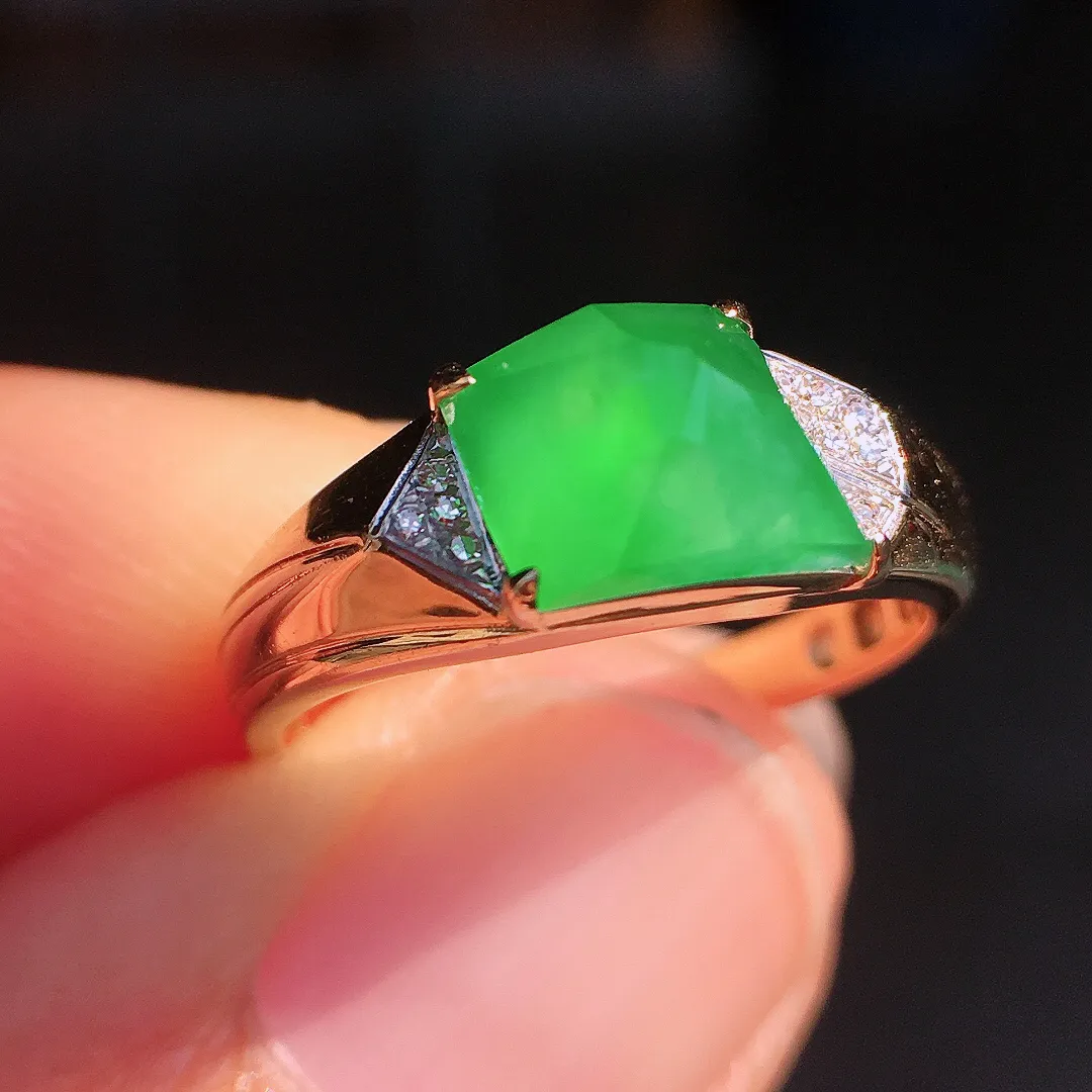 阳绿方块戒指，色泽均匀艳丽，玉质细腻，荧光感超
强，饱满圆润，尽显优雅气质，18k
金豪华镶嵌