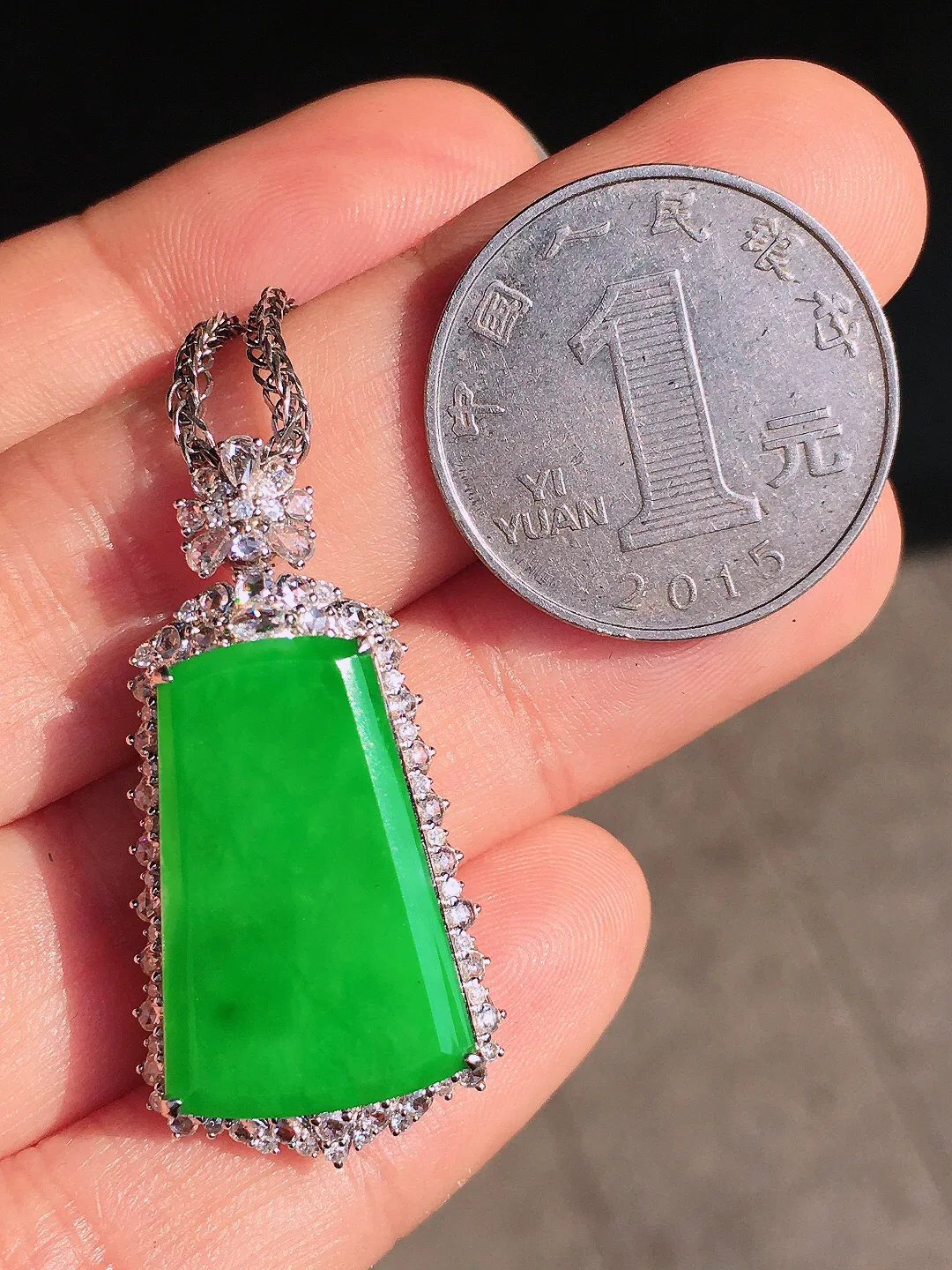 阳绿无事牌吊坠，色泽均匀艳丽，玉质细腻，荧光感超
强，饱满圆润，尽显优雅气质，18k
金豪华镶嵌