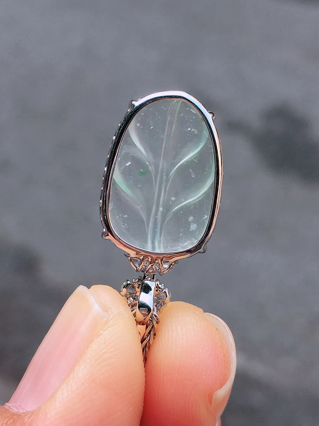 冰种玉叶吊坠，玉质细腻，荧光感超
强，饱满圆润，尽显优雅气质，18k
金豪华镶嵌