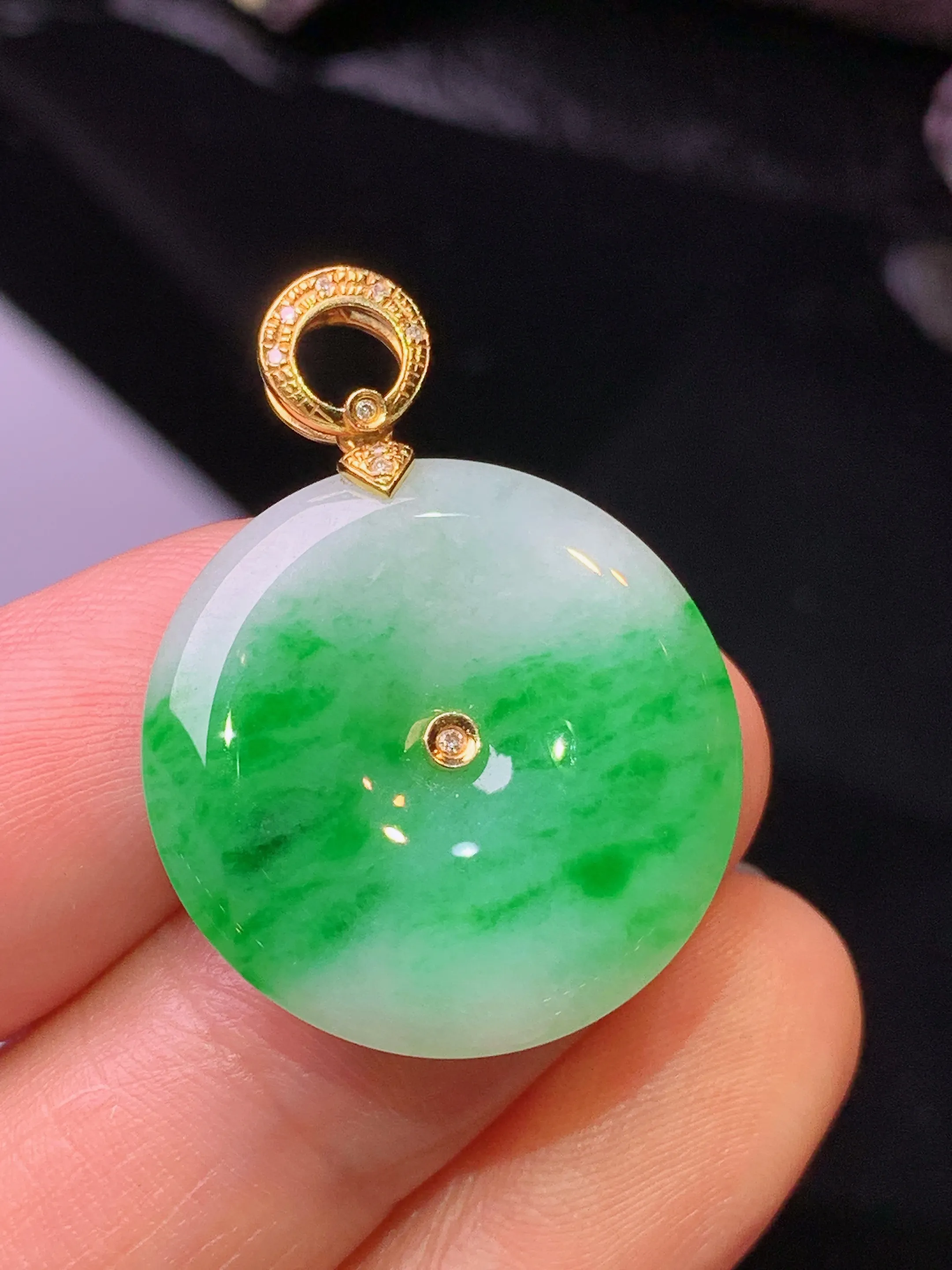 18k金钻镶嵌飘绿平安扣吊坠 玉质细腻 色泽清新艳丽 整体尺寸29.5*22*4
