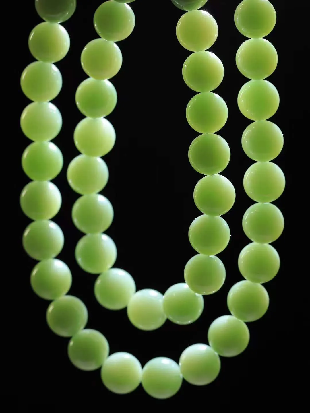 【珠圆玉润.项链】

精品和田玉碧玉珠圆玉润项链 玉质细腻油润 饱满光滑 质朴无华，悠远简单，人心境界远，百世修炼深，心灵常驻善意持，觉悟人生百世修。重65.6克 尺寸取一9.3mm  FDL-101192722