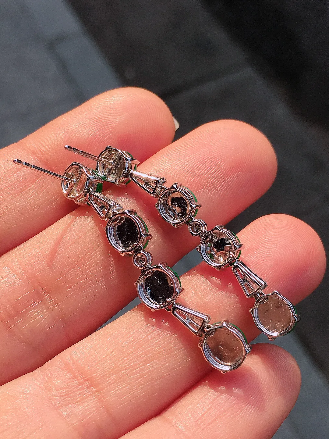 阳绿蛋面耳坠，色泽均匀艳丽，玉质细腻，荧光感超
强，饱满圆润，尽显优雅气质，18k
金豪华镶嵌