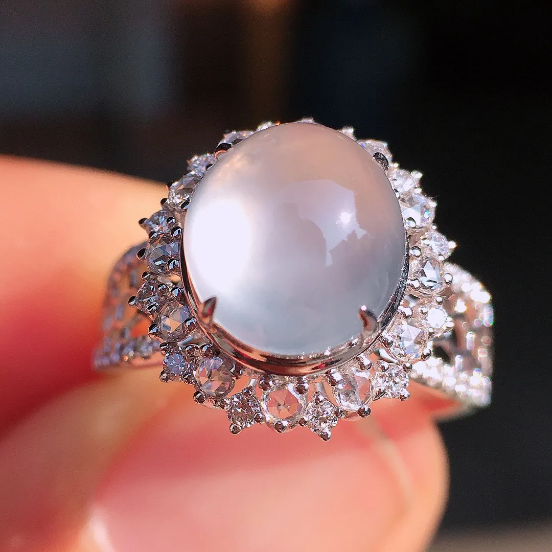 玻璃种蛋面戒指，玉质细腻，荧光感超
强，饱满圆润，尽显优雅气质，18k
金豪华镶嵌