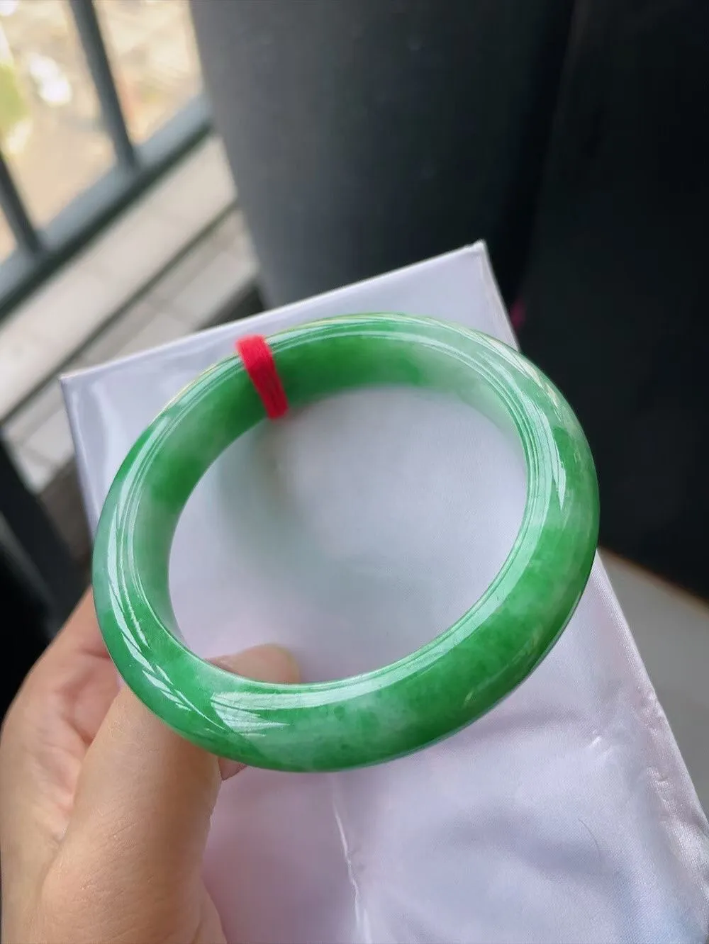 【翡翠名称】老坑种阳绿56正圈口翡翠手镯
【翡翠尺寸】56-12-9.5mm适合55-57正圈口佩戴
【翡翠描述】缅甸天然翡翠A货，种老水足，玉质细腻，色泽靓丽，性价比高，佩戴效果好！