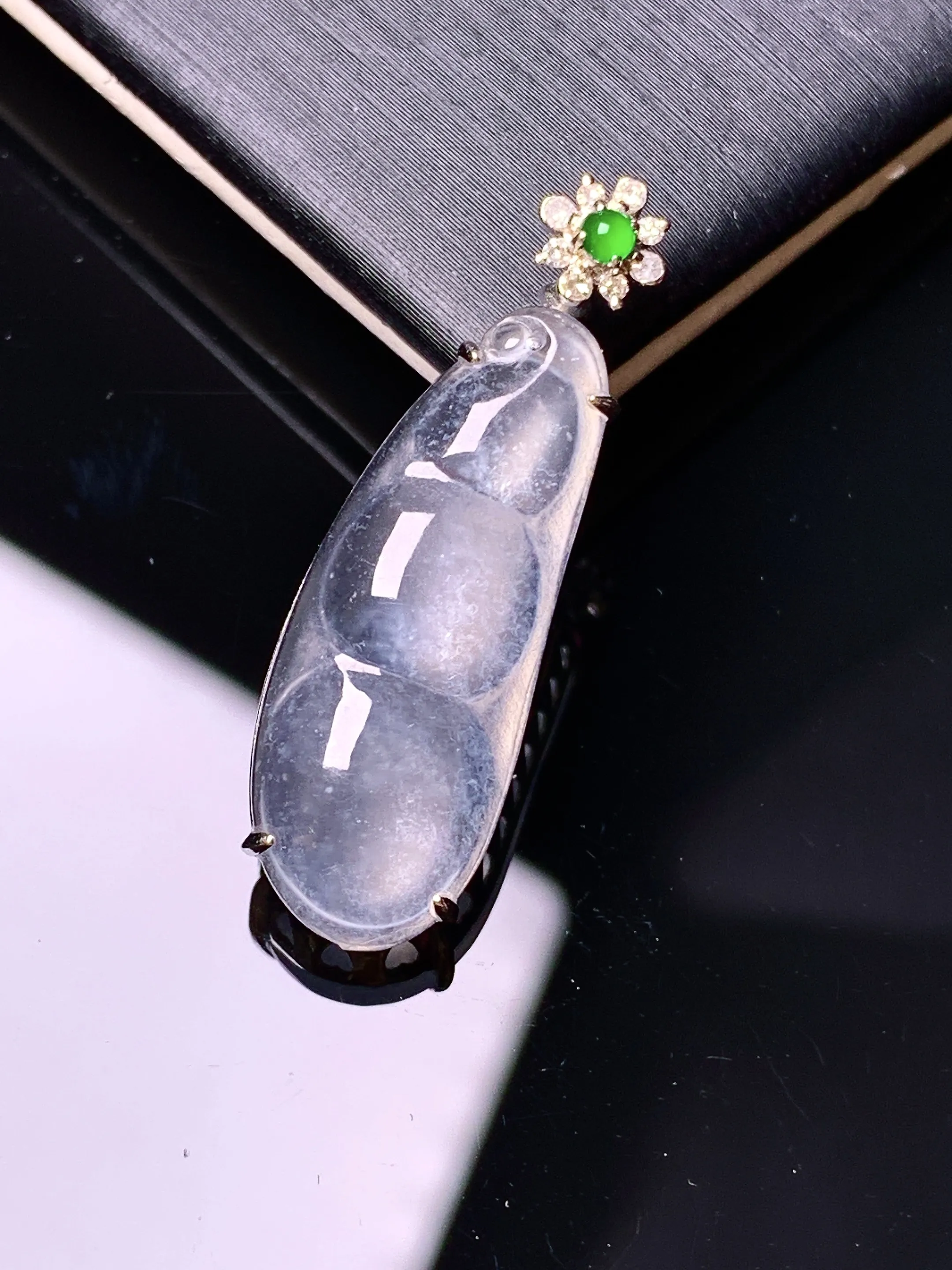 18k金钻镶嵌玻璃种四季豆吊坠 玉质细腻 色泽清新艳丽 整体尺寸25.3*10.2*4.2