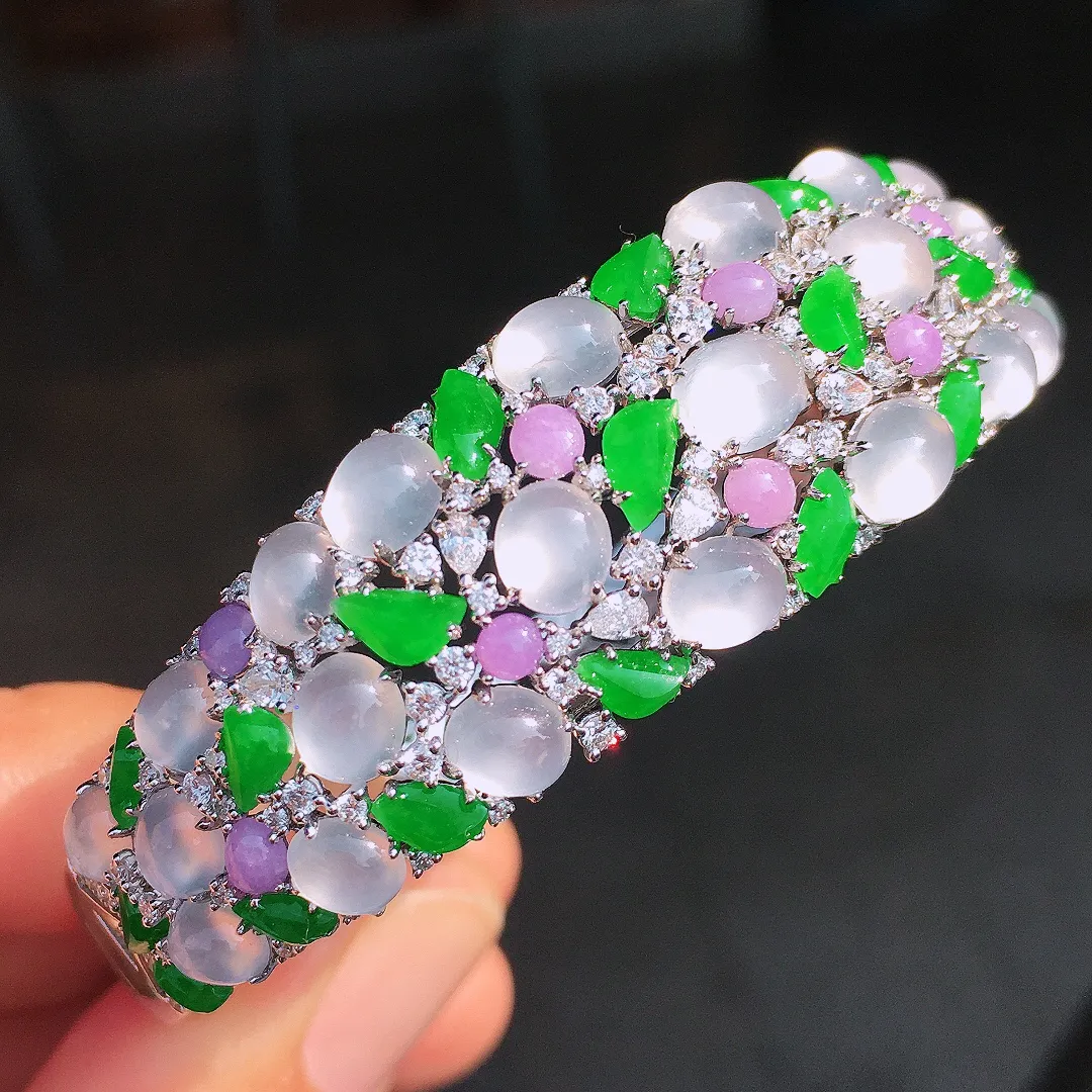 三彩蛋面手镯，色泽均匀艳丽，玉质细腻，荧光感超
强，饱满圆润，尽显优雅气质，18k
金豪华镶嵌