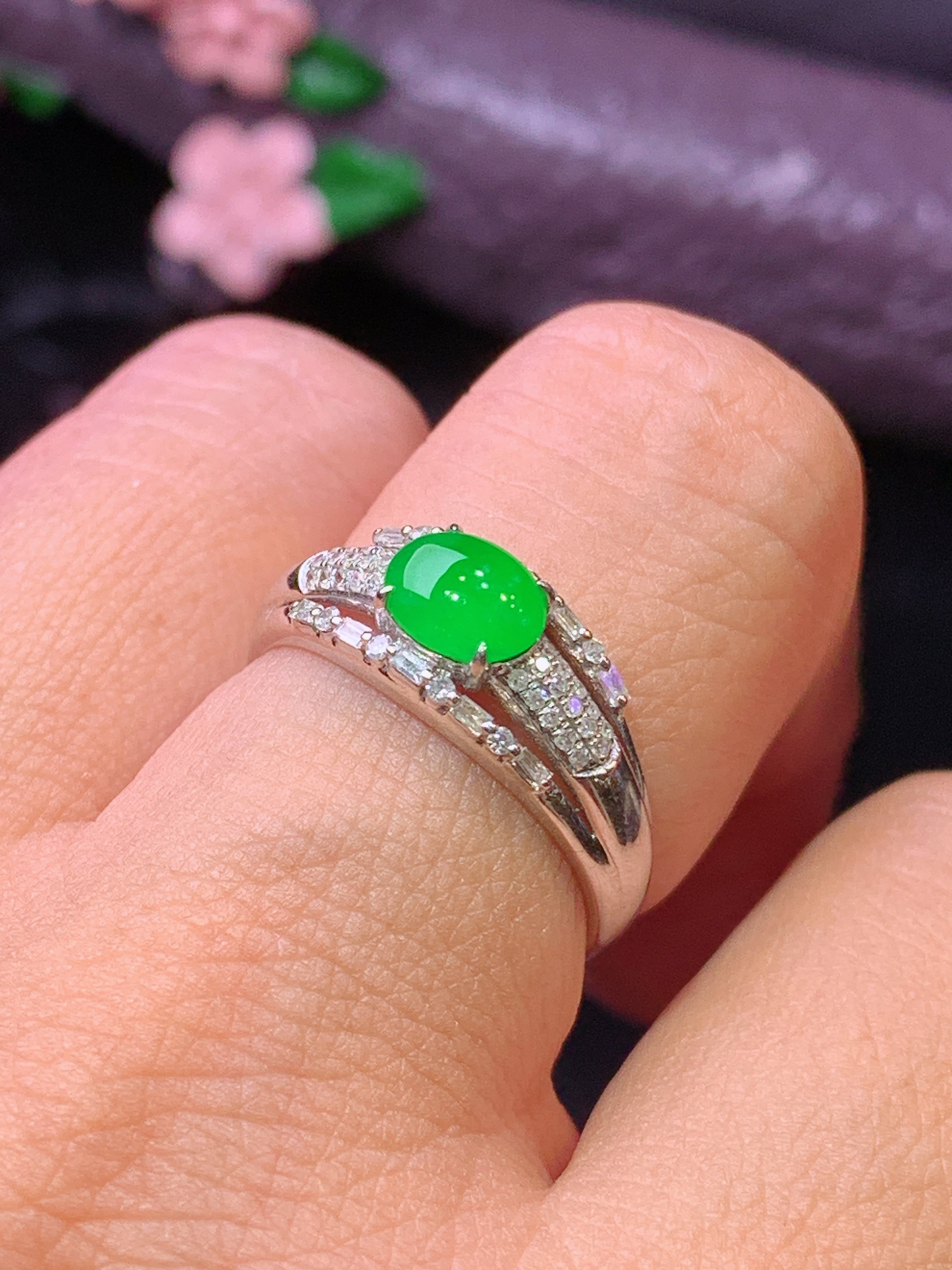 18k金钻镶嵌满绿蛋面戒指 玉质细腻 色泽清新艳丽 圈口13.5 整体尺寸5.3*6.3*2.2