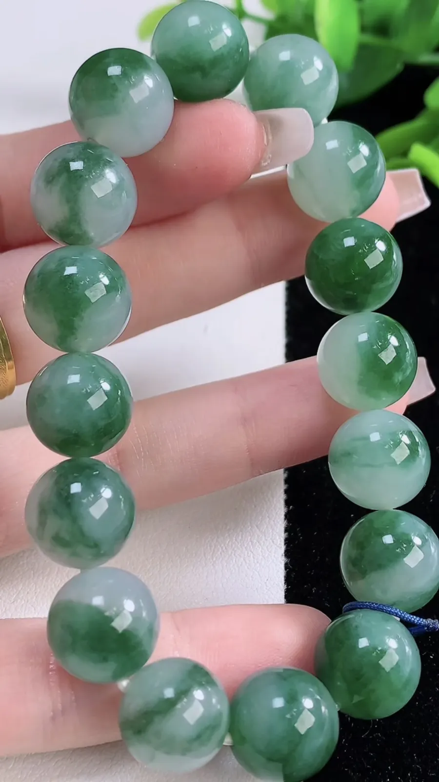 翡翠a货冰种飘花圆珠手串，尺寸12.4-16颗，重量:57.18g