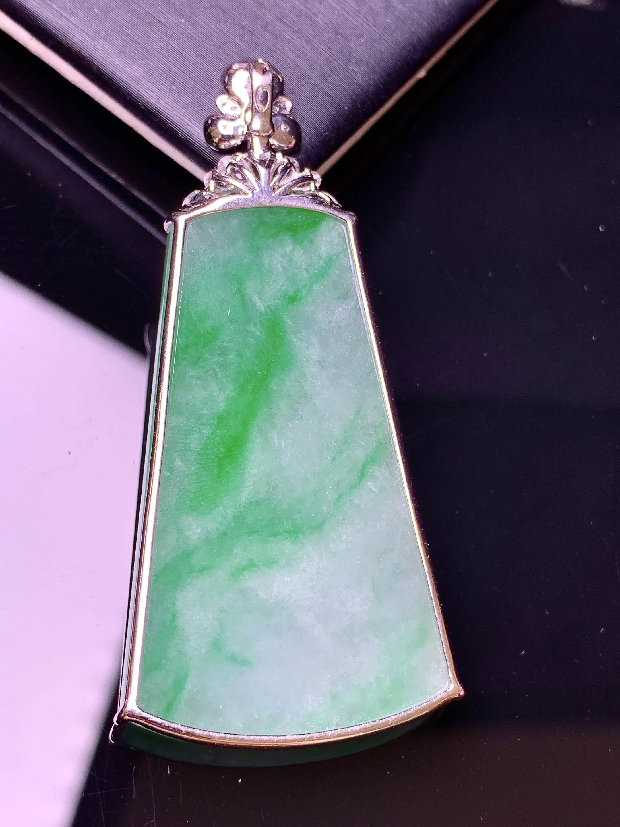 18k金钻镶嵌飘绿无事牌吊坠 玉质细腻 色泽清新艳丽 整体尺寸54.2*25*4.3