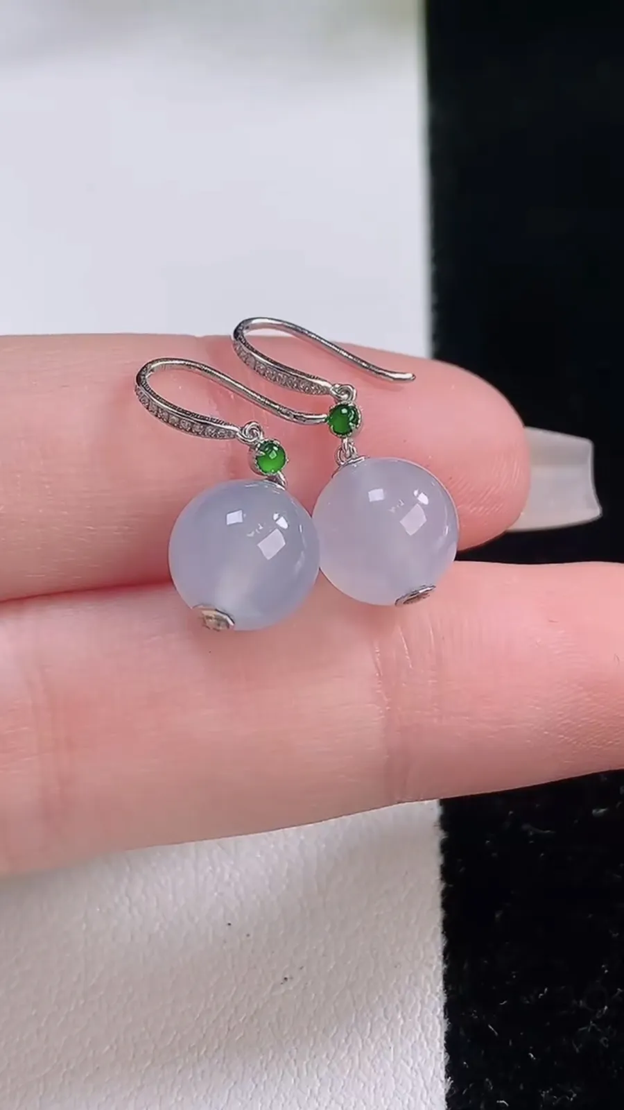 翡翠a货18K金冰种白冰圆珠耳坠，尺寸8.3，重量:5.01g