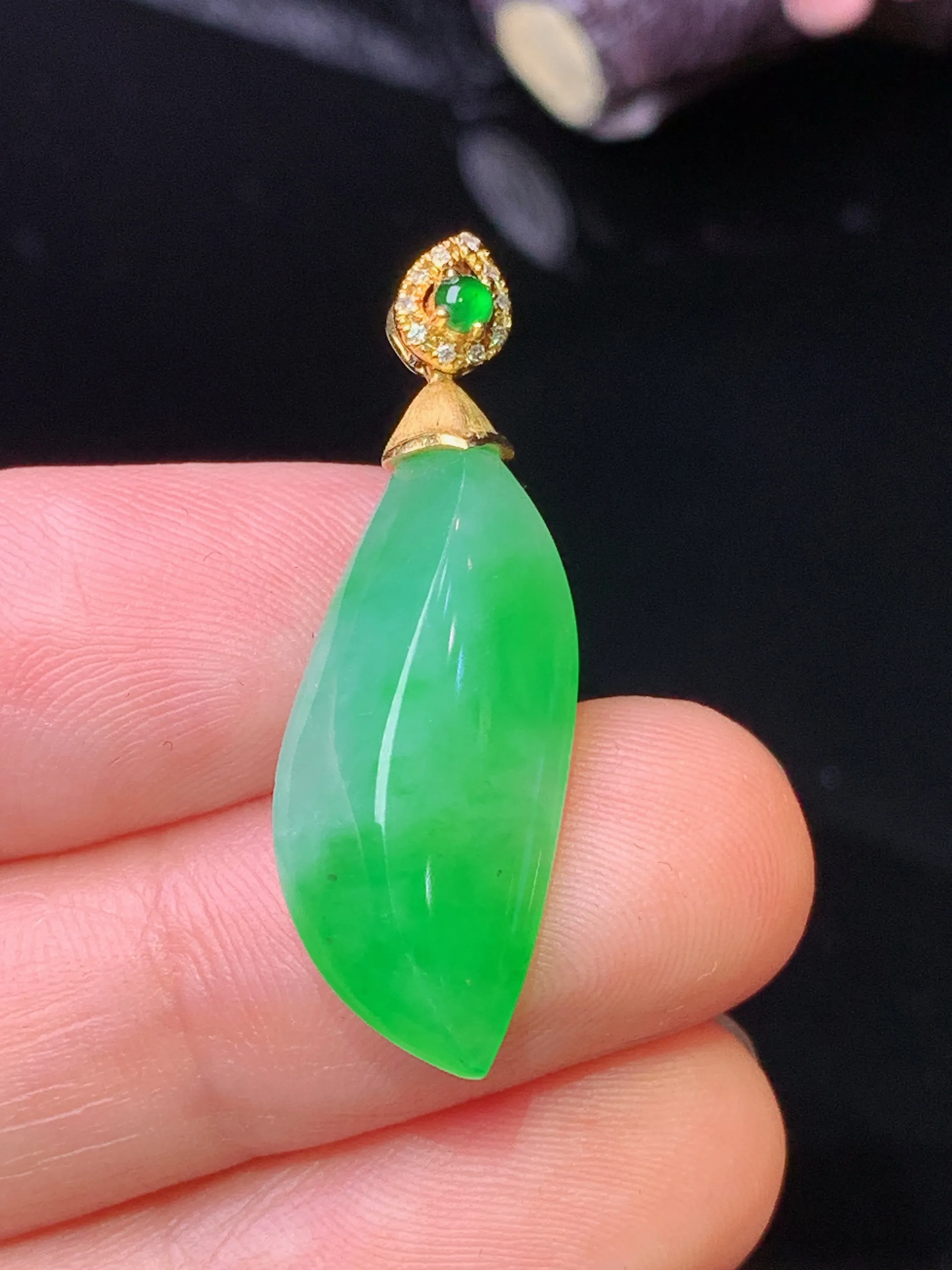 18k金钻镶嵌随形吊坠 玉质细腻 色泽清新艳丽 整体尺寸31.5*10.6*6.2