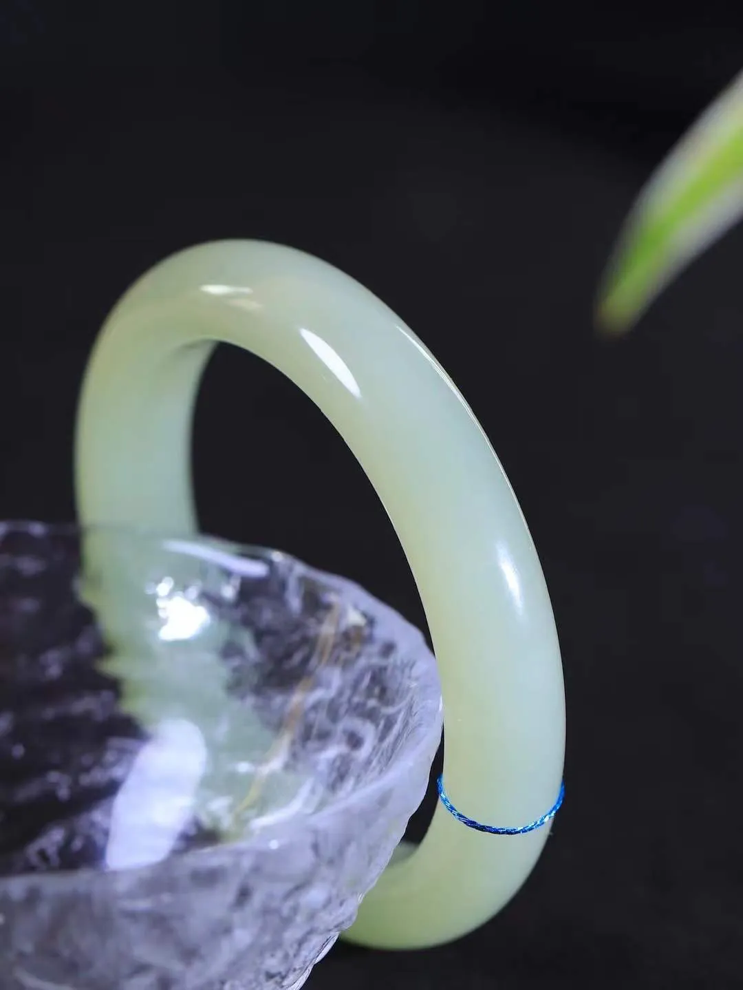 【温润于心.手镯】

精品️和田玉晴水手镯，如晴水般清澈，似晴空般纯净。每一缕纹理都诉说着大自然的馈赠，温润细腻，触手生温。佩戴它，仿佛将一片宁静的晴水湖戴在腕间，优雅从容，气质非凡。重55克  尺寸54.5-12-9.2mm  55120533A