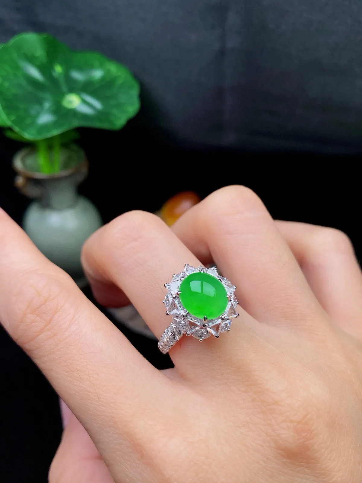 【冰种满绿蛋面戒指】种水色俱全，冰透闪亮，通透感饱满度很好，18k金钻镶嵌，裸石尺寸9*8*3.7毫米，圈口可改
