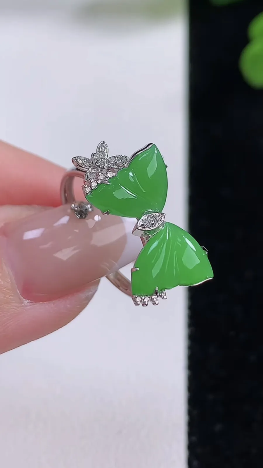 翡翠a货18K金满阳绿蝴蝶戒指，尺寸18-10-9.4-1.8，重量:1.79g