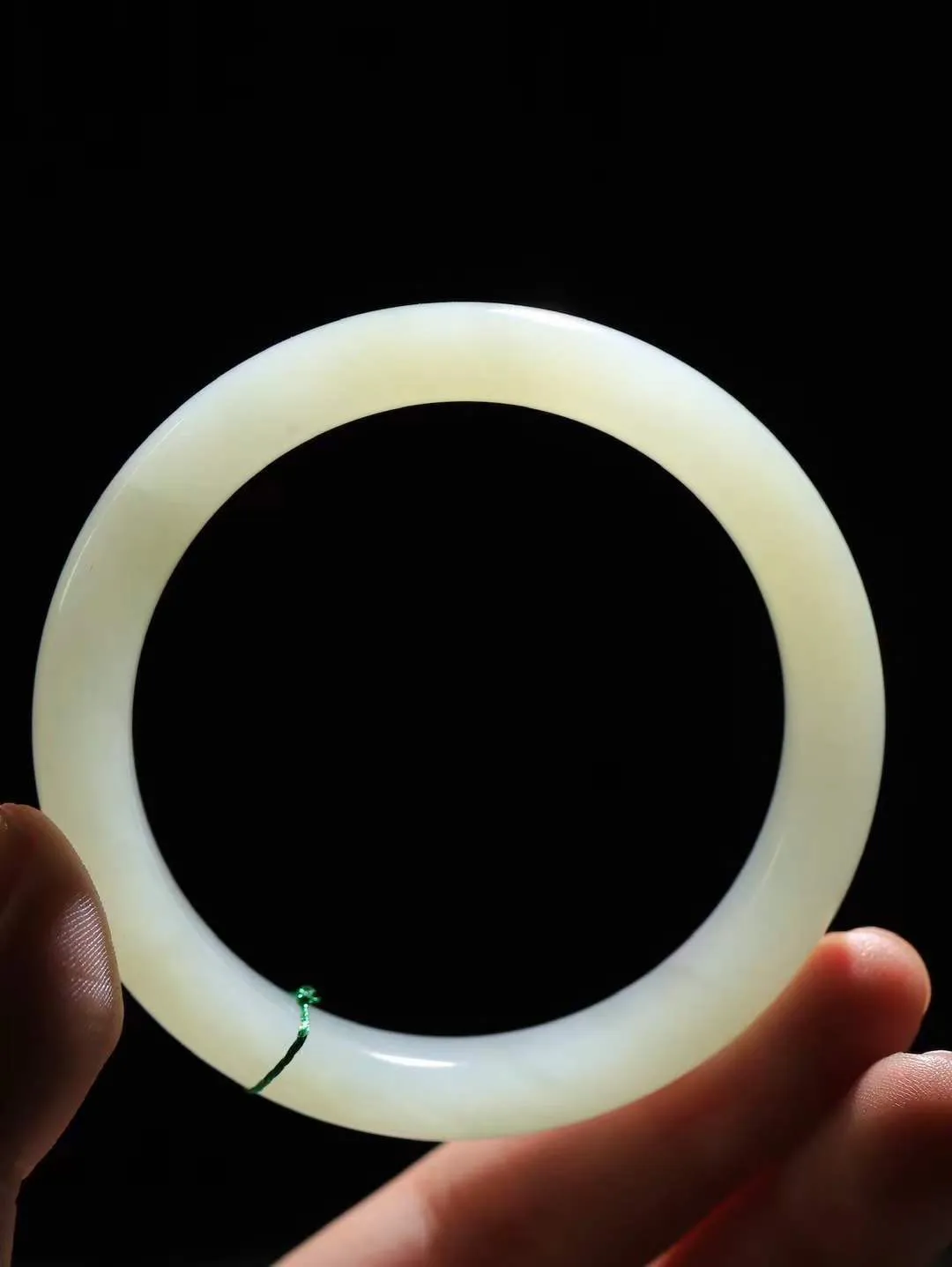 【岁月之韵.手镯】

精品和田玉晴水手镯，色泽淡雅如雨后初晴的天空，清新脱俗。手镯圆润饱满，寓意圆满和谐，承载着岁月的温柔与时光的沉淀。无论是日常佩戴还是珍藏，都是对美好生活的诗意表达。重51克  尺寸56.5-12.5-8.5mm  56124574A