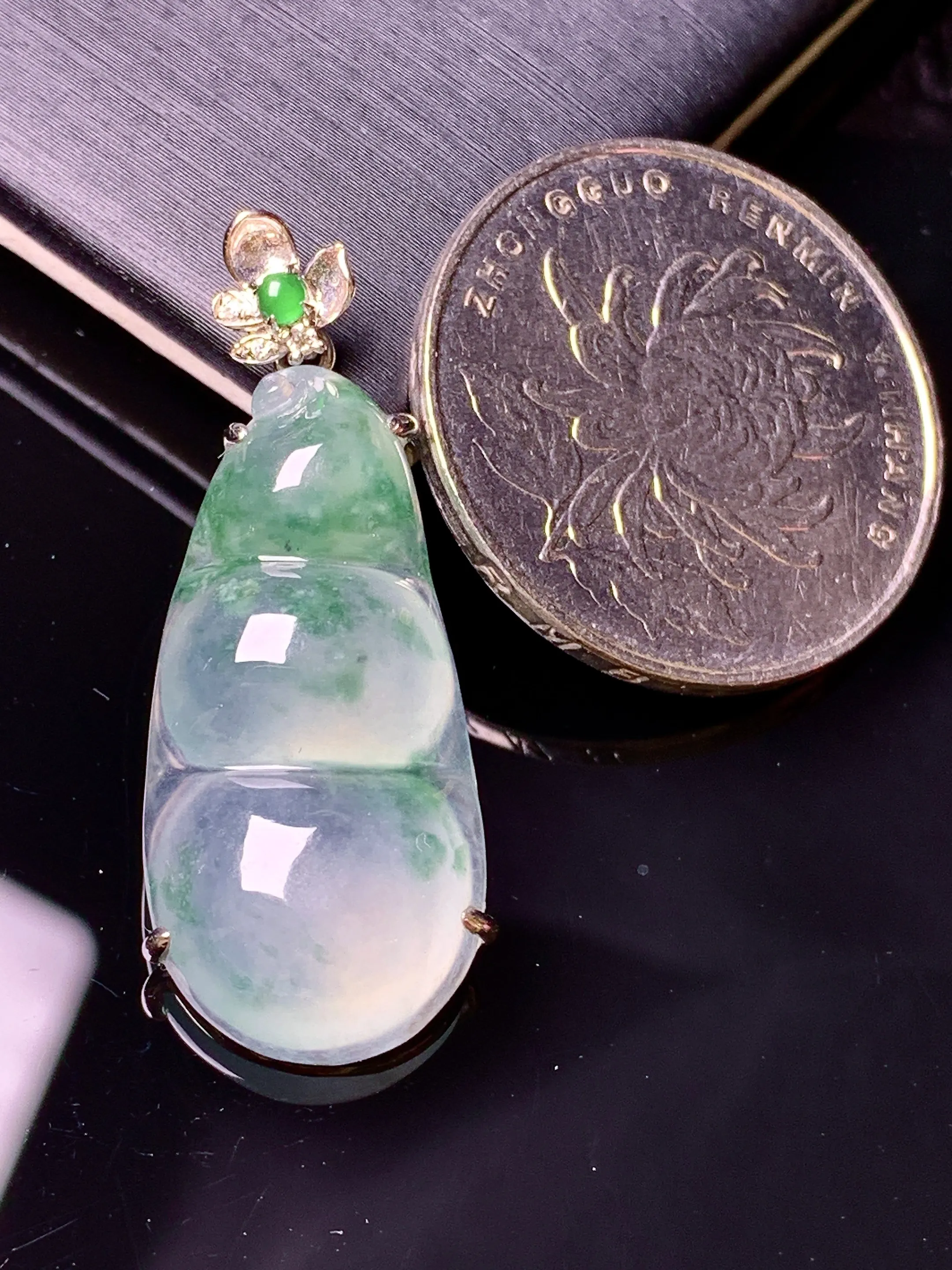 18k金钻镶嵌冰种飘绿四季豆吊坠 玉质细腻 色泽清新艳丽 整体尺寸35*13.6*6.2