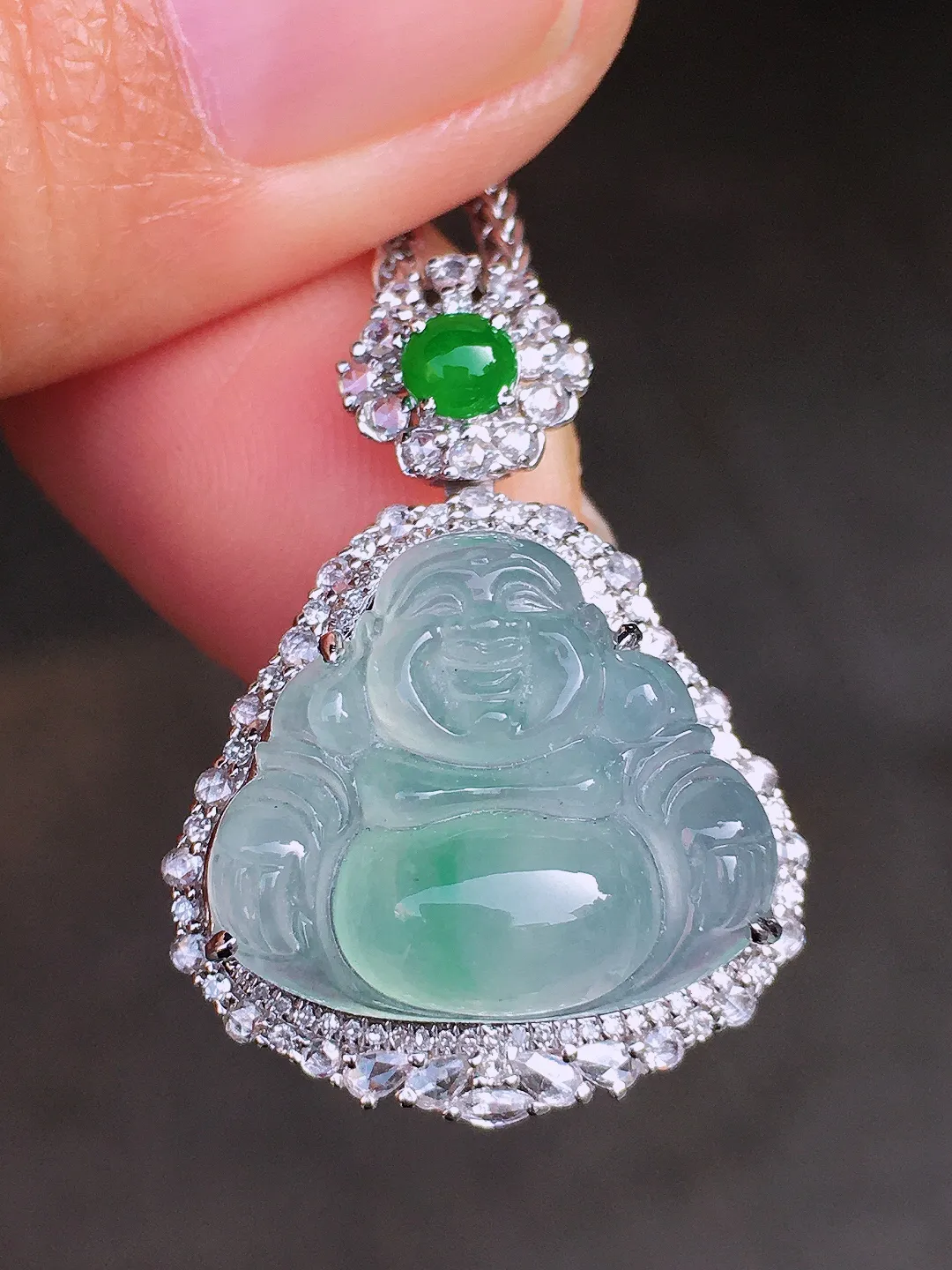 冰飘绿佛公吊坠，色泽艳丽，玉质细腻，荧光感超
强，饱满圆润，尽显优雅气质，18k
金豪华镶嵌