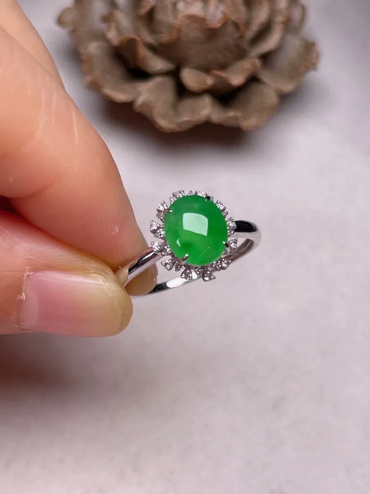 冰种阳绿蛋面戒指 、真金真钻镶嵌，种水好，玉质细腻 .裸石尺寸 7.9*6.8