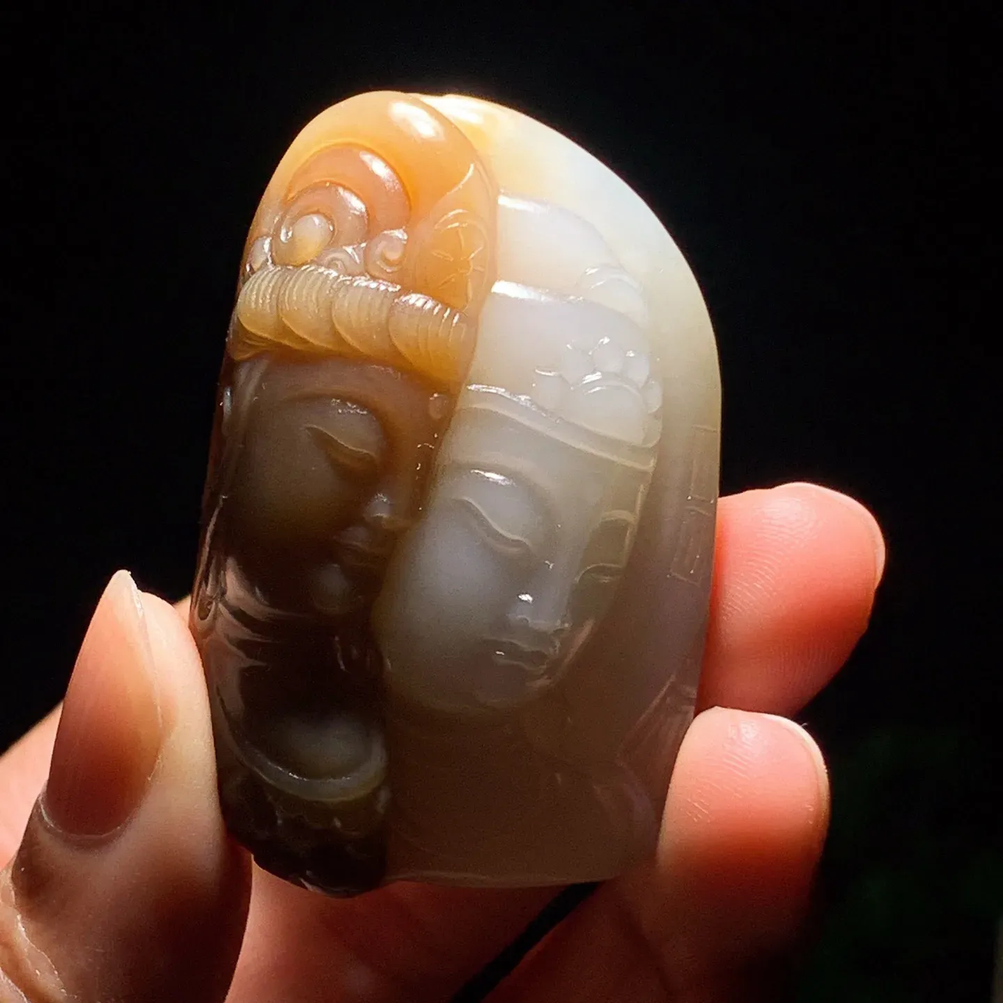 新疆和田玉且末糖观音头挂件。尺寸49/33/17重45.8克。内径玉质细腻油润。手推出油。佩戴高端典雅。lt251205