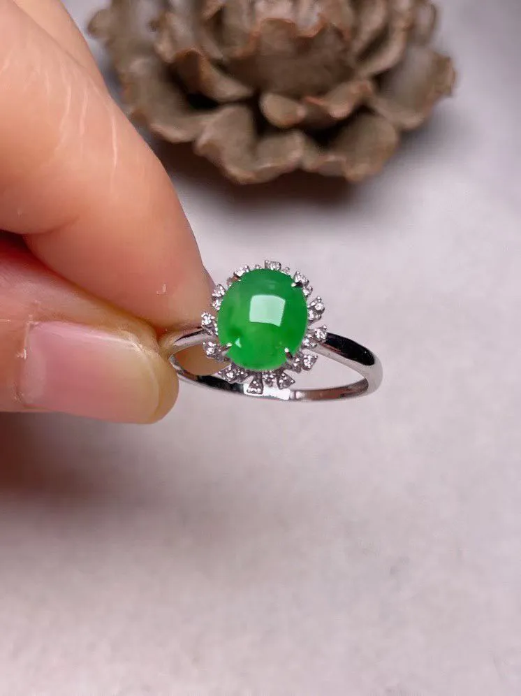 冰种阳绿蛋面戒指 、真金真钻镶嵌，种水好，玉质细腻 .裸石尺寸 7.9*6.8