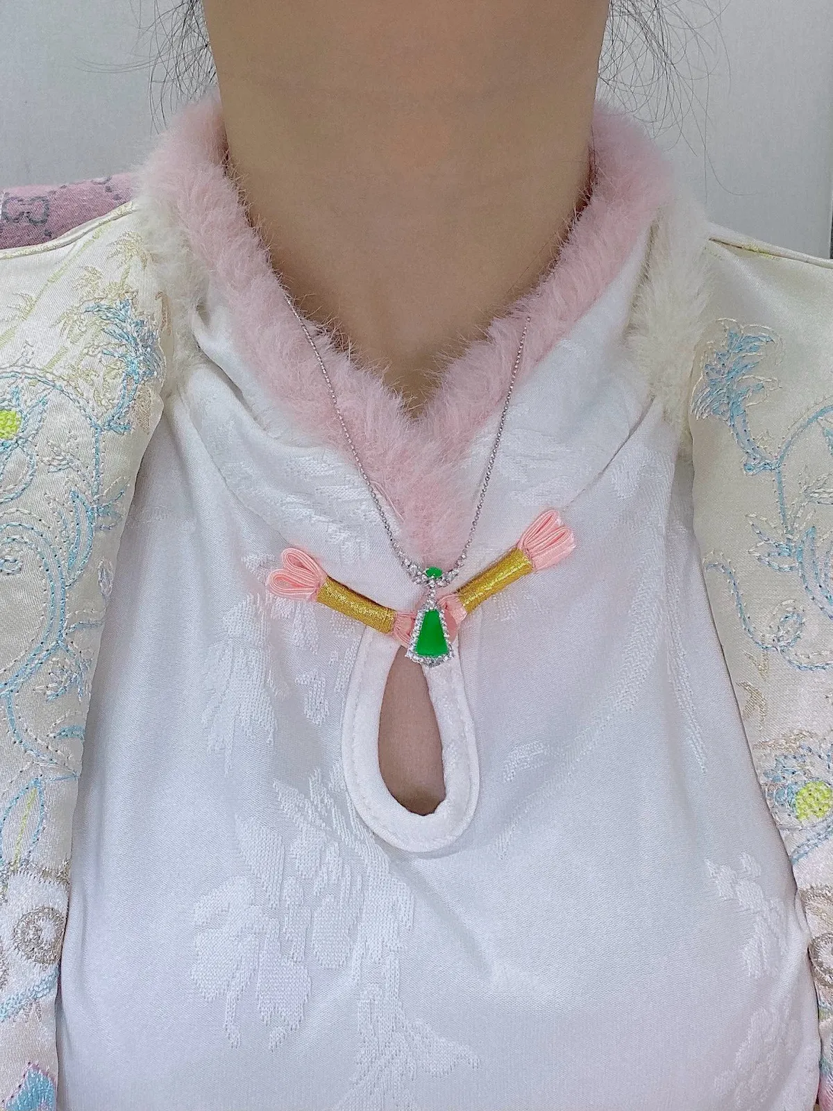 【冰种满绿无事牌】种水上乘，通透闪亮，晶莹剔透。18K金钻镶嵌，裸石尺寸10*8*3.4毫米。