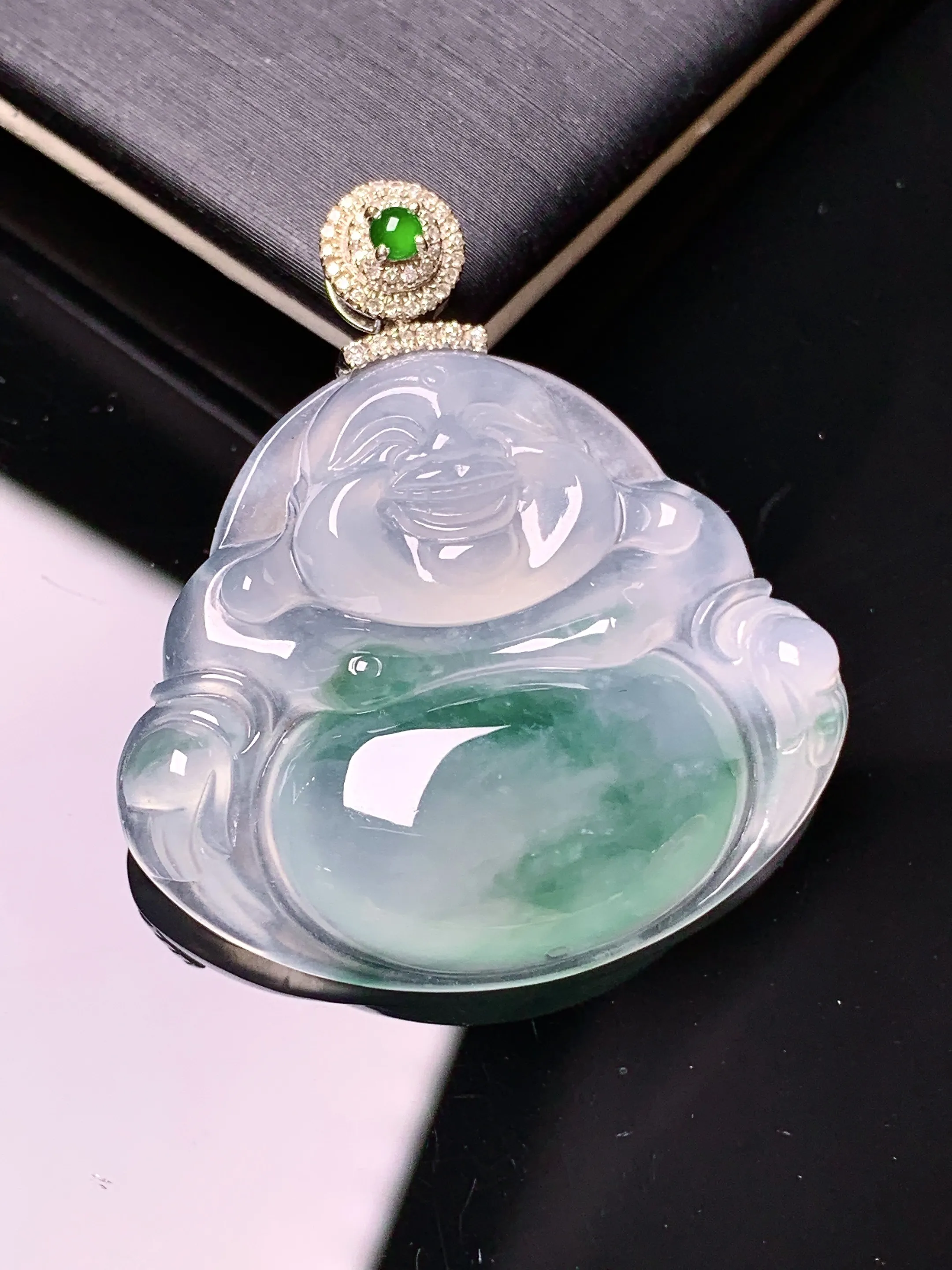 18k金钻镶嵌冰种飘绿佛公吊坠 玉质细腻 色泽清新艳丽 整体尺寸36.3*32.6*6.5