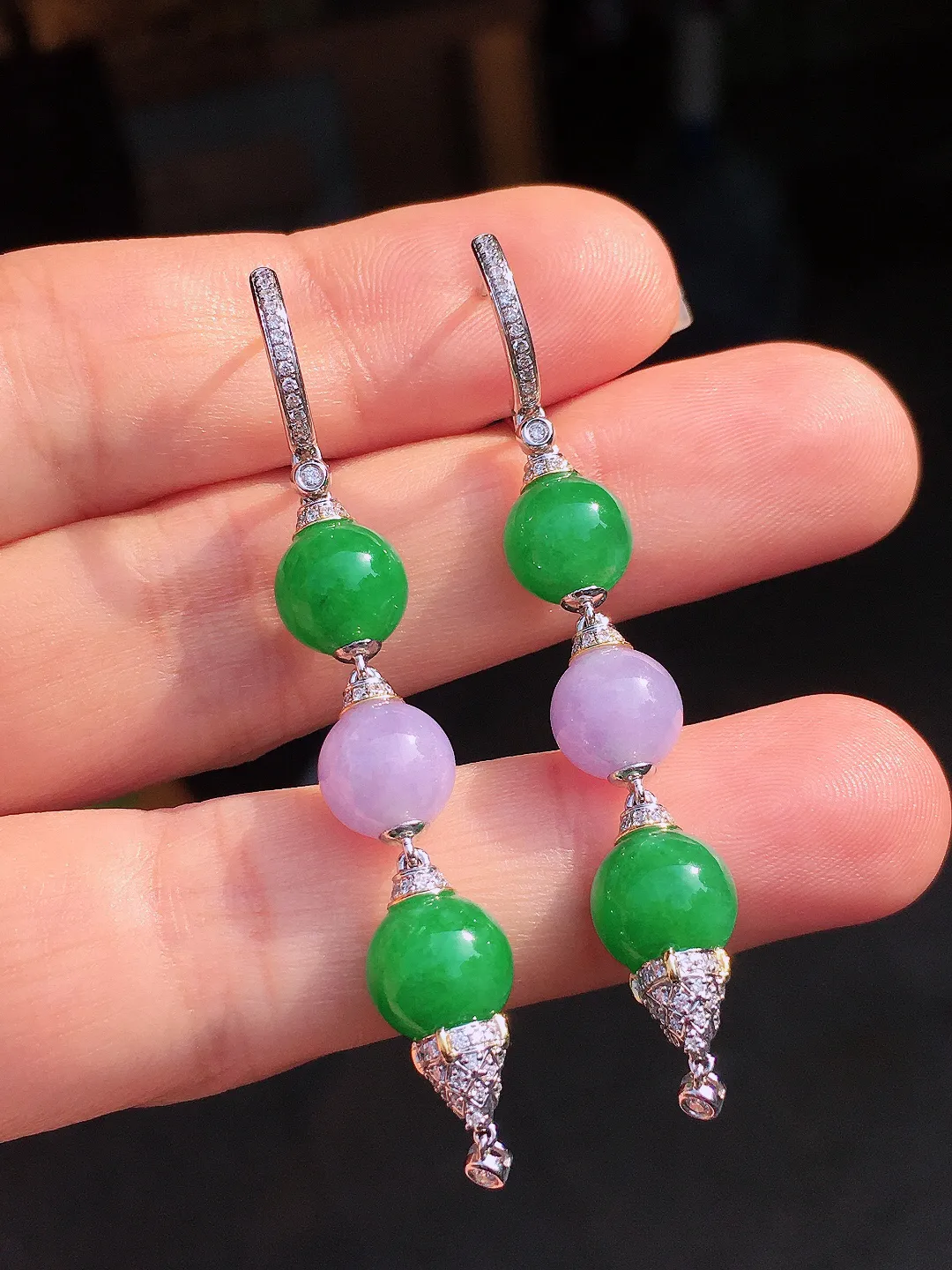 （紫+绿）三合一珠子耳坠，色泽均匀艳丽，玉质细腻，荧光感超
强，饱满圆润，尽显优雅气质，18k
金豪华镶嵌