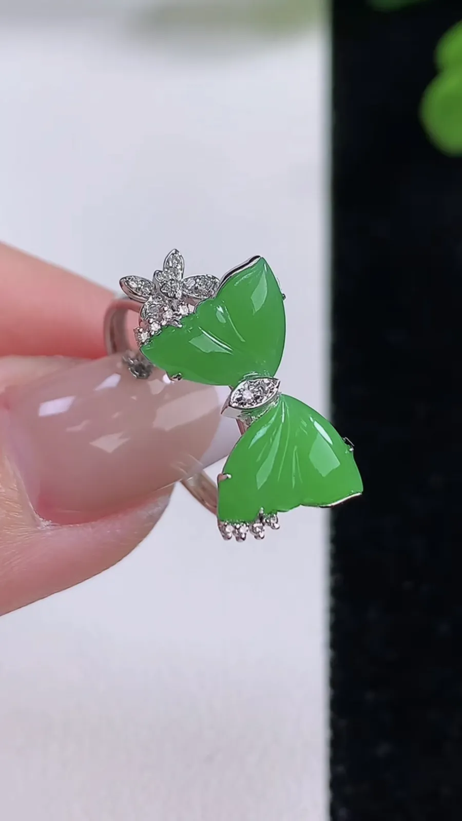 翡翠a货18K金满阳绿蝴蝶戒指，尺寸18-10-9.4-1.8，重量:1.79g