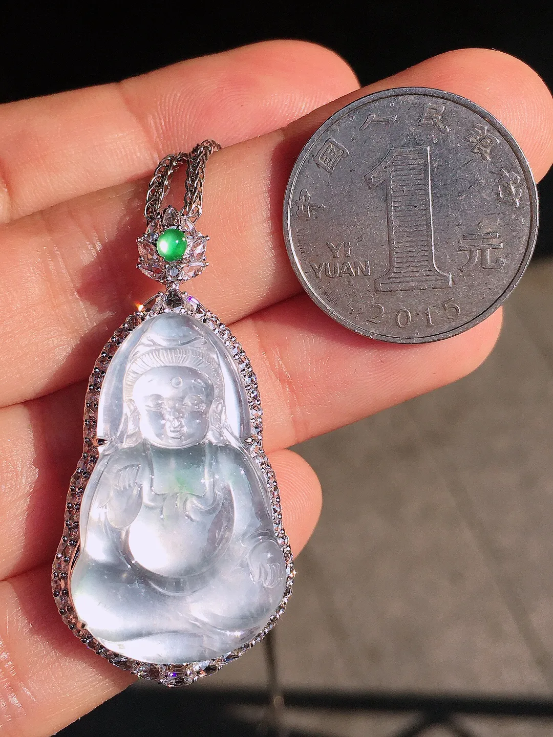 冰种观音吊坠，玉质细腻，荧光感超
强，饱满圆润，尽显优雅气质，18k
金豪华镶嵌