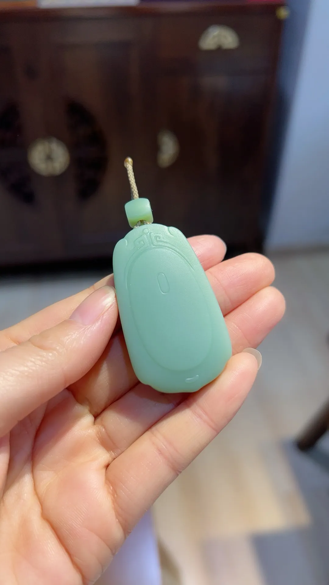 碧玉｜粉青｜平安无事牌

重34.3克 尺寸49.7*28.3*11.5m m