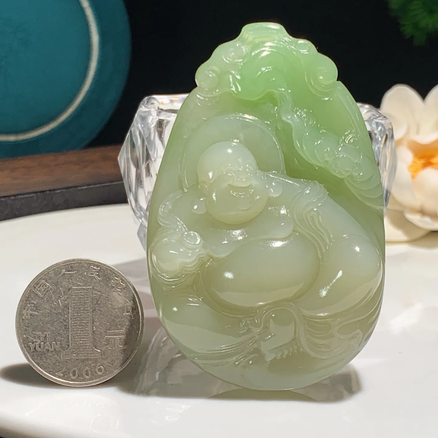 和田玉青海翠翠青佛引福来把件。尺寸72/46/21重102.8克。内径玉质细腻油润。手推出油。佩戴高端典雅。lt251205
