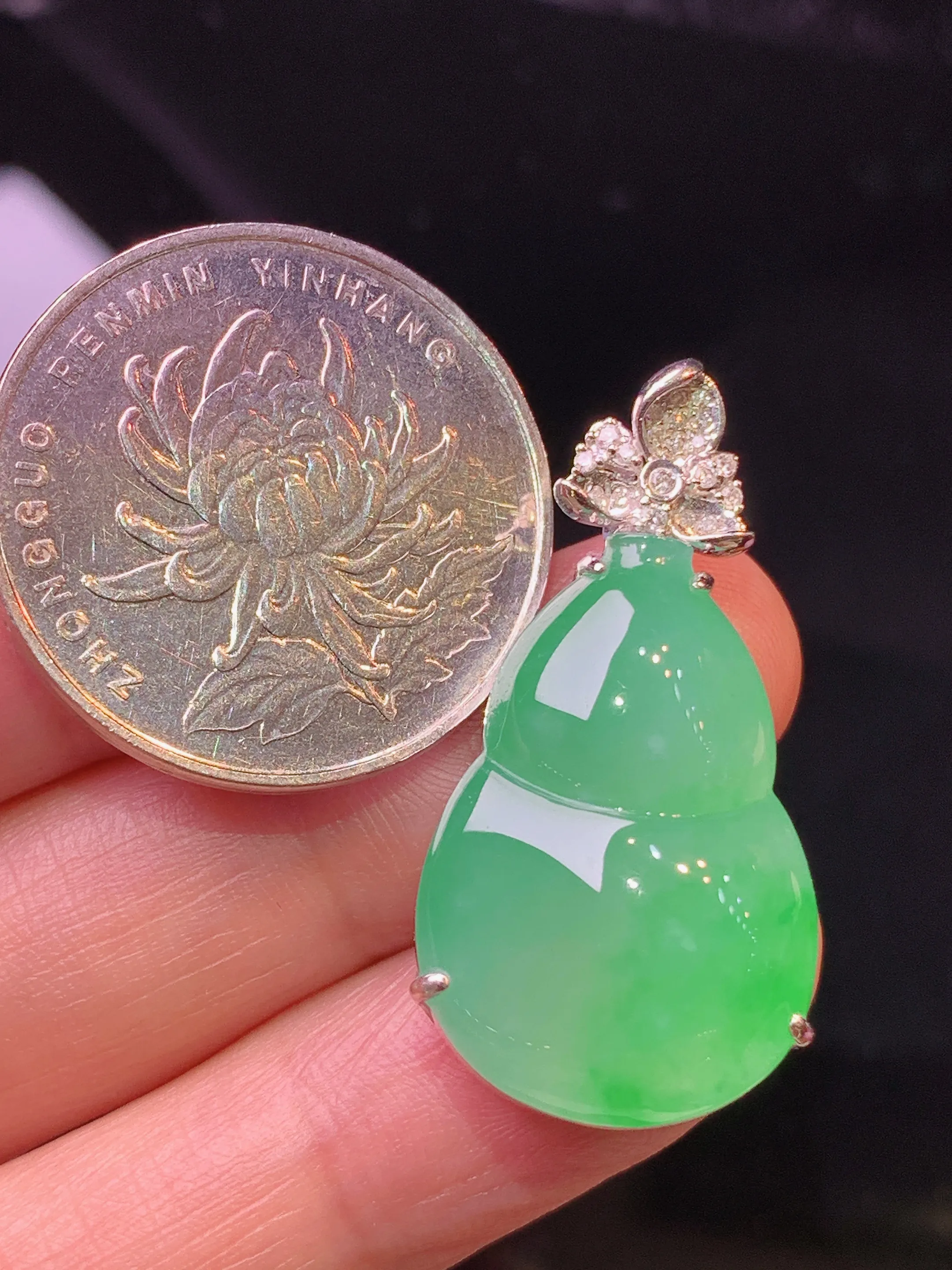 18k金钻镶嵌翠绿葫芦吊坠 玉质细腻 色泽清新艳丽 整体尺寸32*16.8*9.8