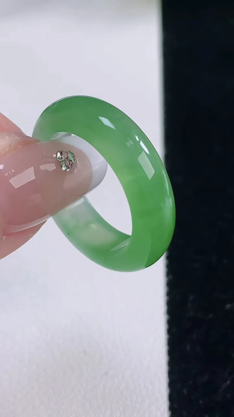 翡翠a货冰种飘绿指环戒指，尺寸18.5-5.7-3.3，重量:4.49g