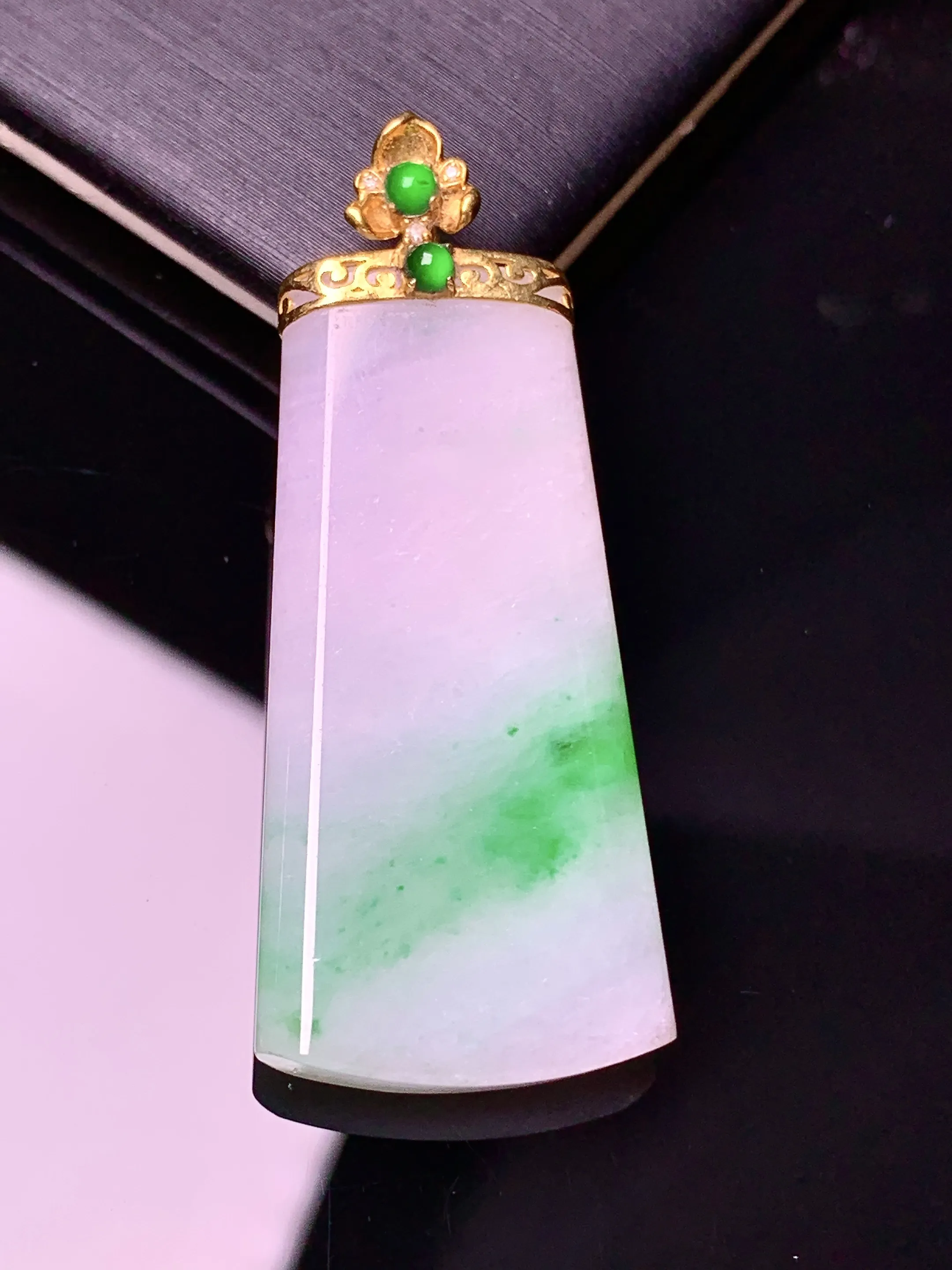 18k金镶嵌飘绿无事牌吊坠 玉质细腻 色泽清新艳丽 整体尺寸43.8*17.7*4.5