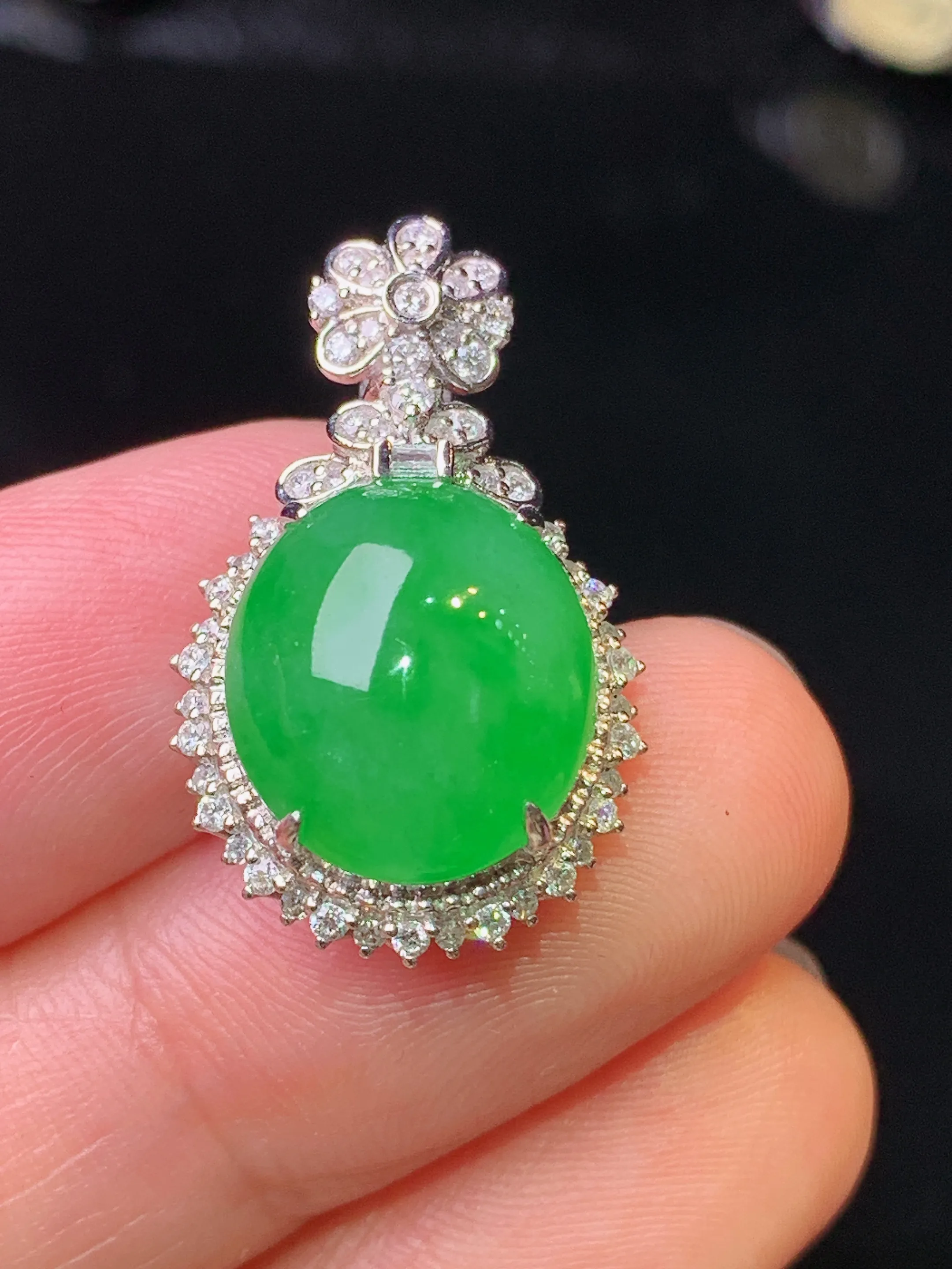 18k金钻镶嵌满绿蛋面吊坠 玉质细腻 色泽清新艳丽 整体尺寸25.2*15.2*10