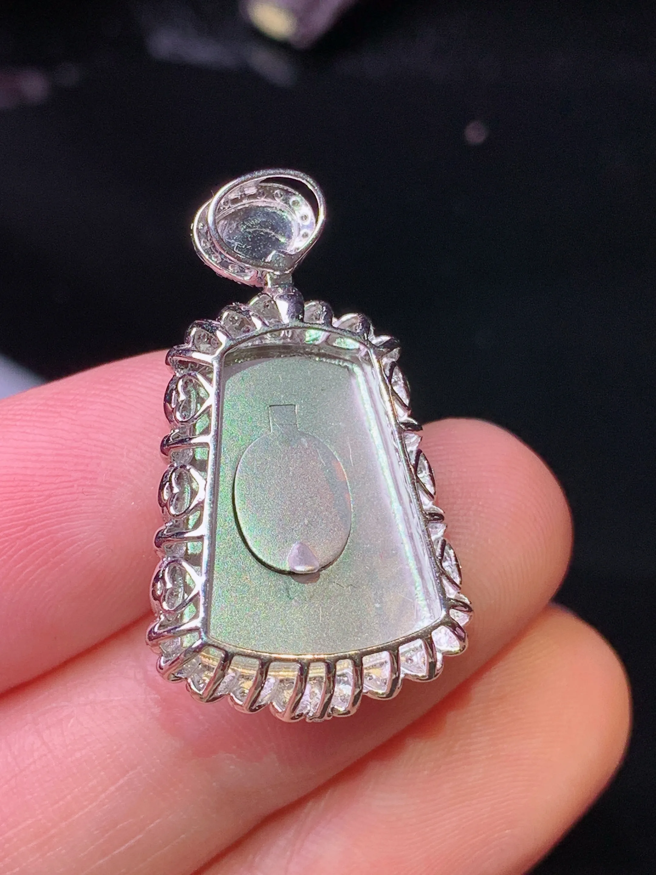 18k金钻镶嵌满绿无事牌吊坠 玉质细腻 色泽清新艳丽 整体尺寸28*16.8*6.8