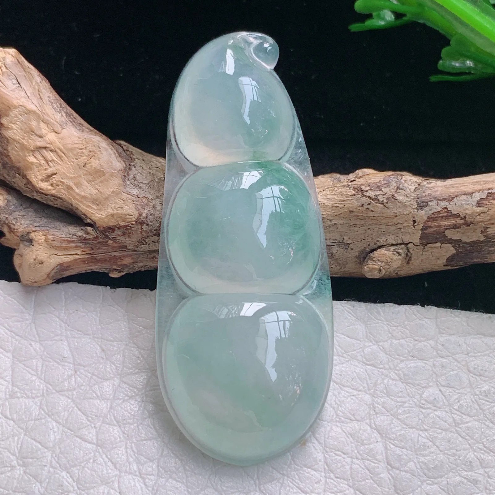 gp实拍43.2*17.8*6缅甸翡翠a货精雕冰润浅绿平安豆玉吊坠 玉挂件