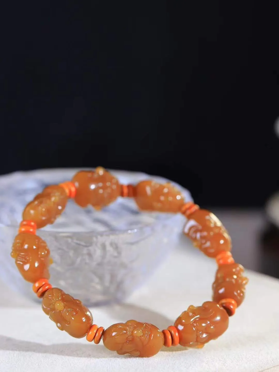 （十八罗汉.手串）

精品和田玉糖玉十八罗汉手串，玉质温润细腻 油性十足 颗颗饱满圆润。罗汉有着金刚不坏之身，修行得道，六根清净， 象征坚毅坚强、顺畅如意、幸福安康，在遇到任何困难时，能够逢凶化吉、消灾避灾。重41.6克 尺寸取一19.8-15.5-10.2mm FDA-121102776