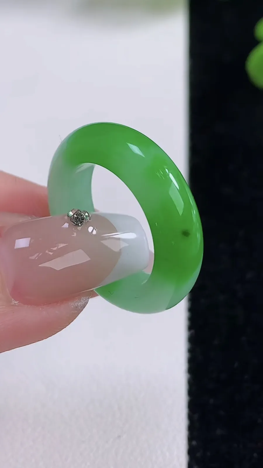 翡翠a货冰种飘阳绿指环 戒指，尺寸17-5.6-3.6，重量:4.78g