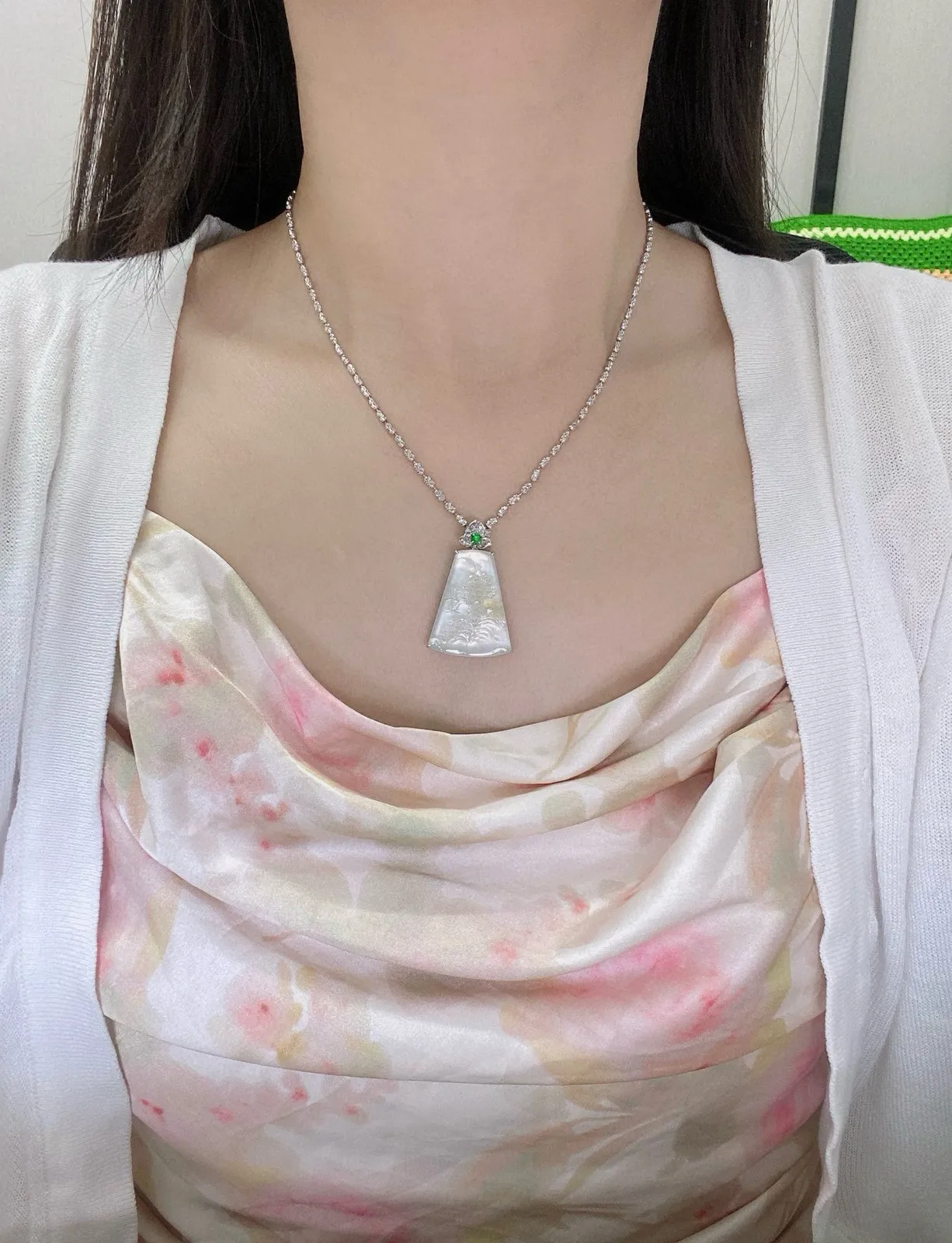 【冰种山水】种地很不错，冰感十足，通透度好，画面感强烈，稀有的好山水，18k金钻镶嵌，裸石尺寸28.3*21.9*2.6毫米