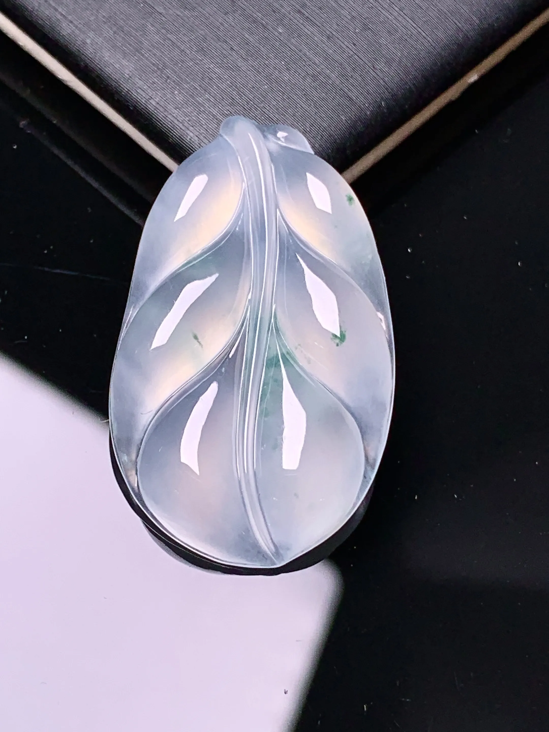 冰种树叶吊坠 玉质细腻 色泽清新艳丽 整体尺寸31.6*19*4.3