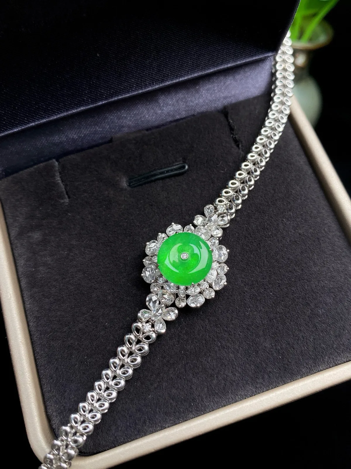 【冰种满绿平安扣】手链、戒指两用款，质地非常细腻，冰润十足，种老冰透，18k金钻镶嵌，裸石尺寸10.