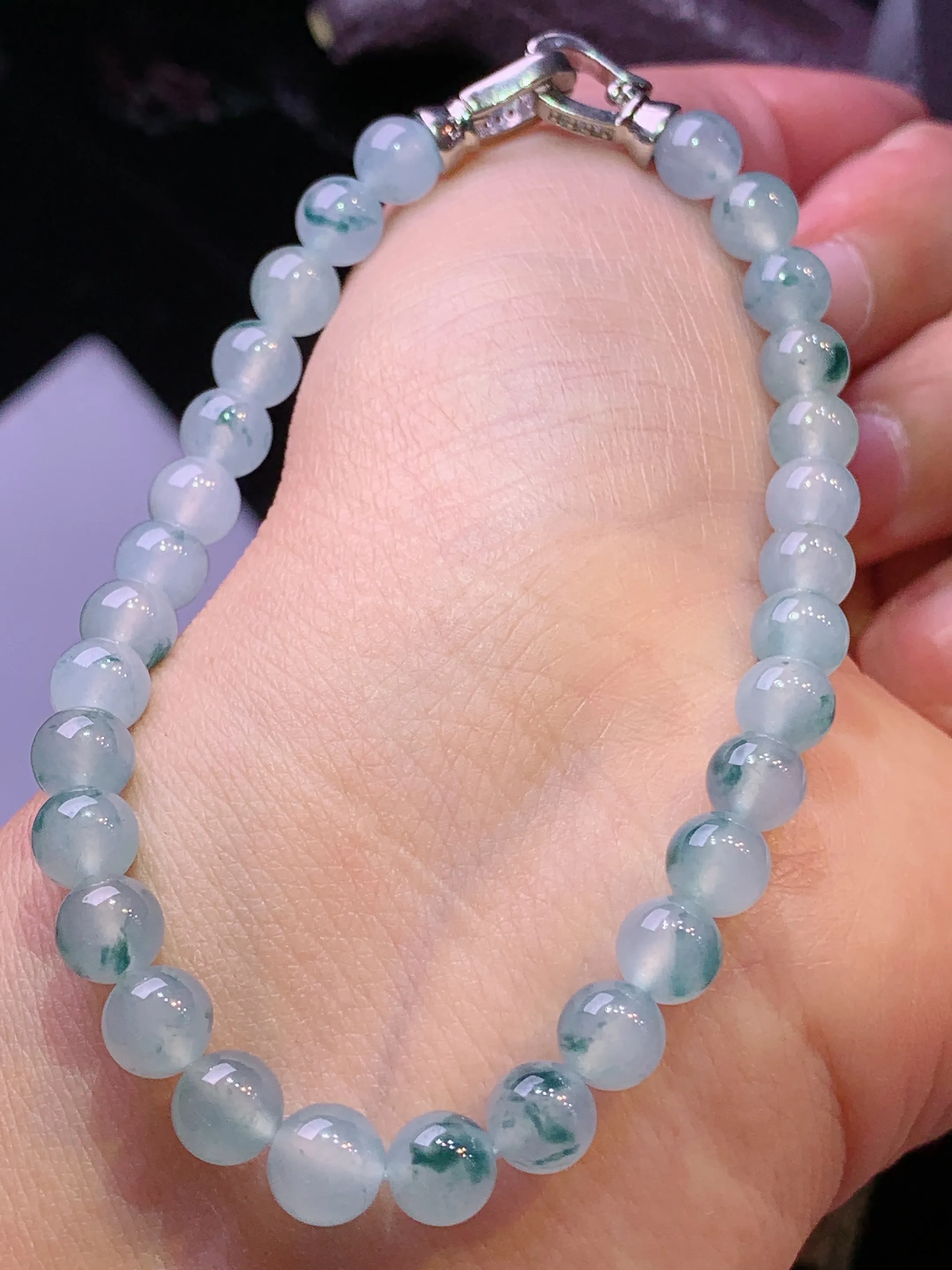 冰种飘绿圆珠手链 玉质细腻 色泽清新艳丽 整体尺寸6