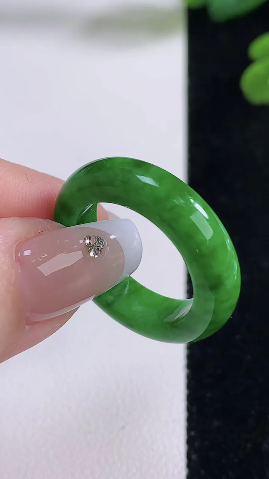 翡翠a货满绿指环戒指，尺寸19-5.7-3.8，重量:5.50g