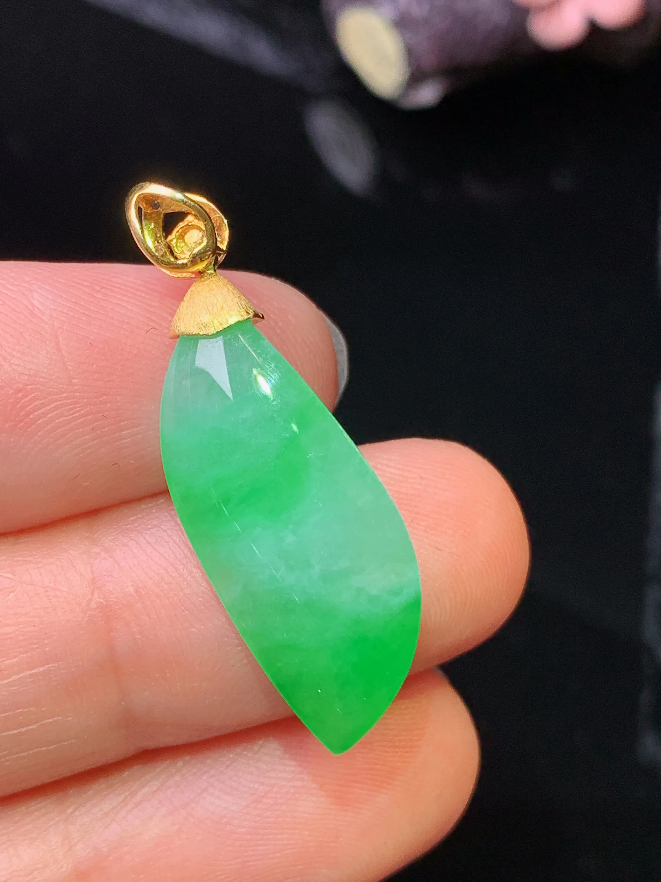 18k金钻镶嵌随形吊坠 玉质细腻 色泽清新艳丽 整体尺寸31.5*10.6*6.2