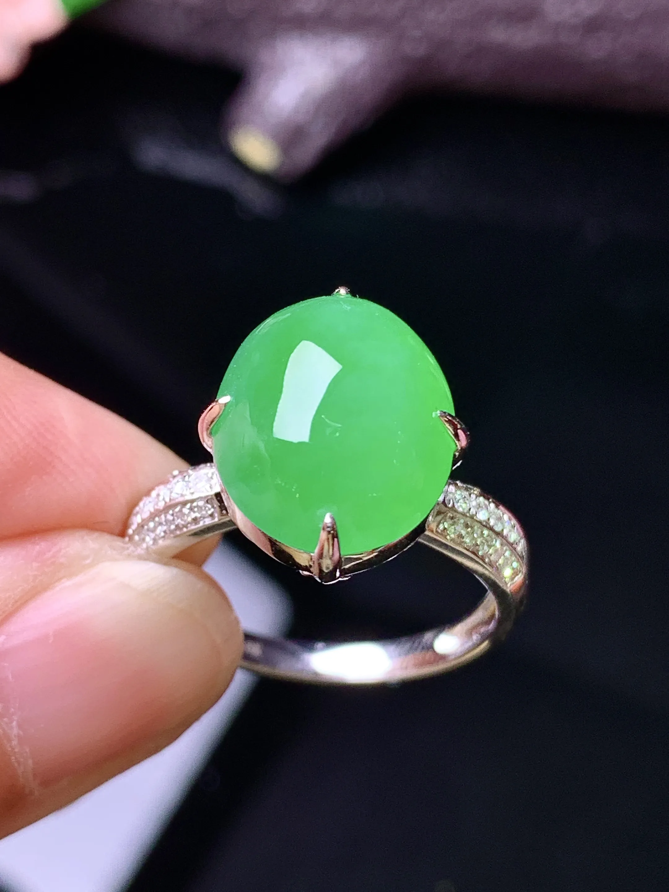 18k金钻镶嵌满绿蛋面戒指 玉质细腻 色泽清新艳丽 圈口14.5 整体尺寸12.8*10.3*6.8