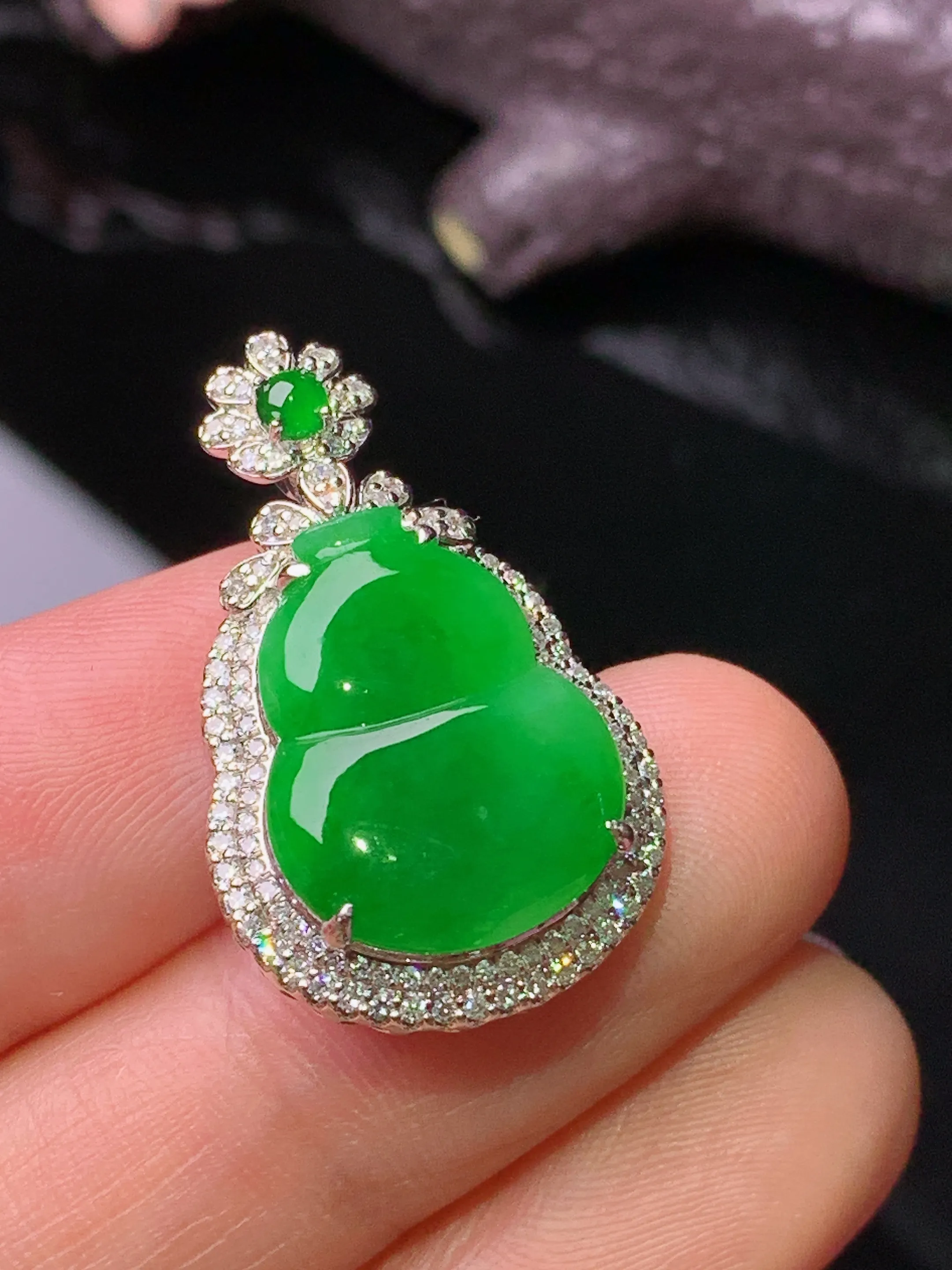 18k金钻镶嵌翠绿葫芦吊坠 玉质细腻 色泽清新艳丽 整体尺寸27.3*16.8*7