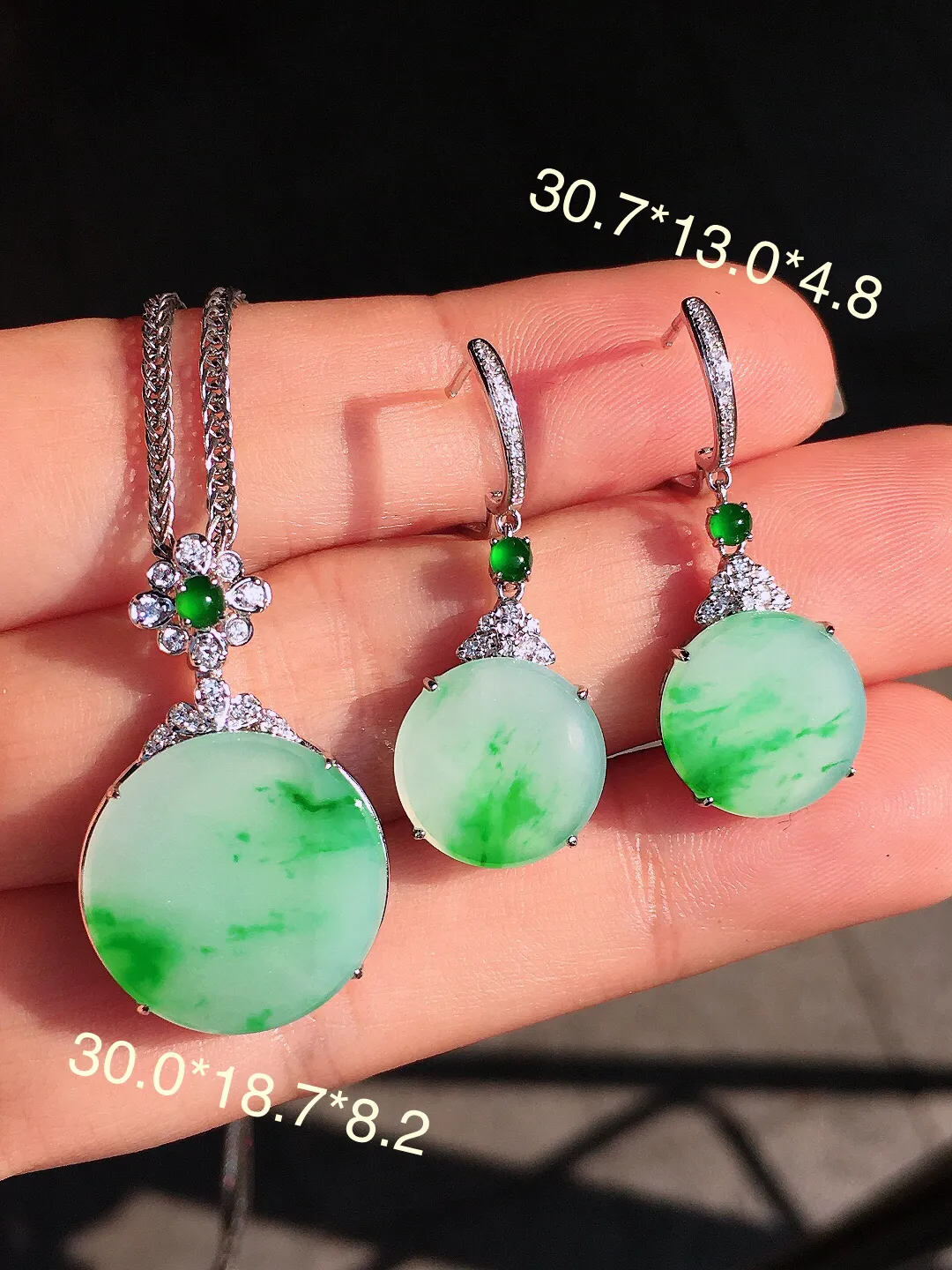 飘绿平安扣套装（吊坠+耳坠），色泽均匀艳丽，玉质细腻，荧光感超
强，饱满圆润，尽显优雅气质，18k
金豪华镶嵌