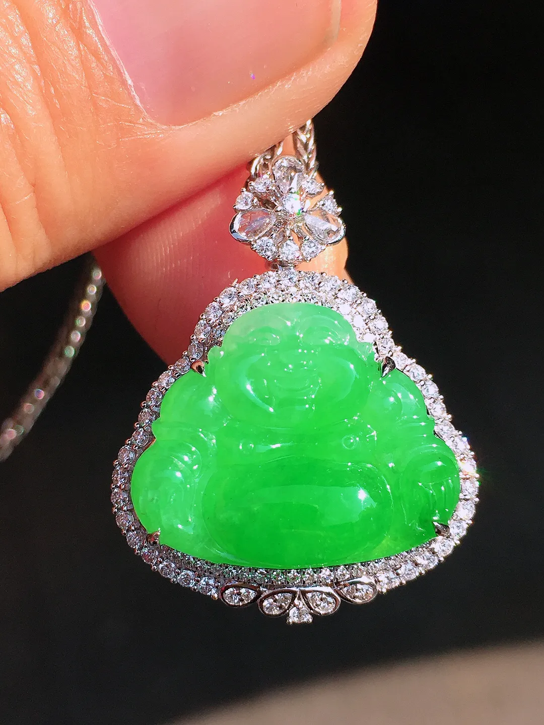 阳绿佛公吊坠，色泽均匀艳丽，玉质细腻，荧光感超
强，饱满圆润，尽显优雅气质，18k
金豪华镶嵌